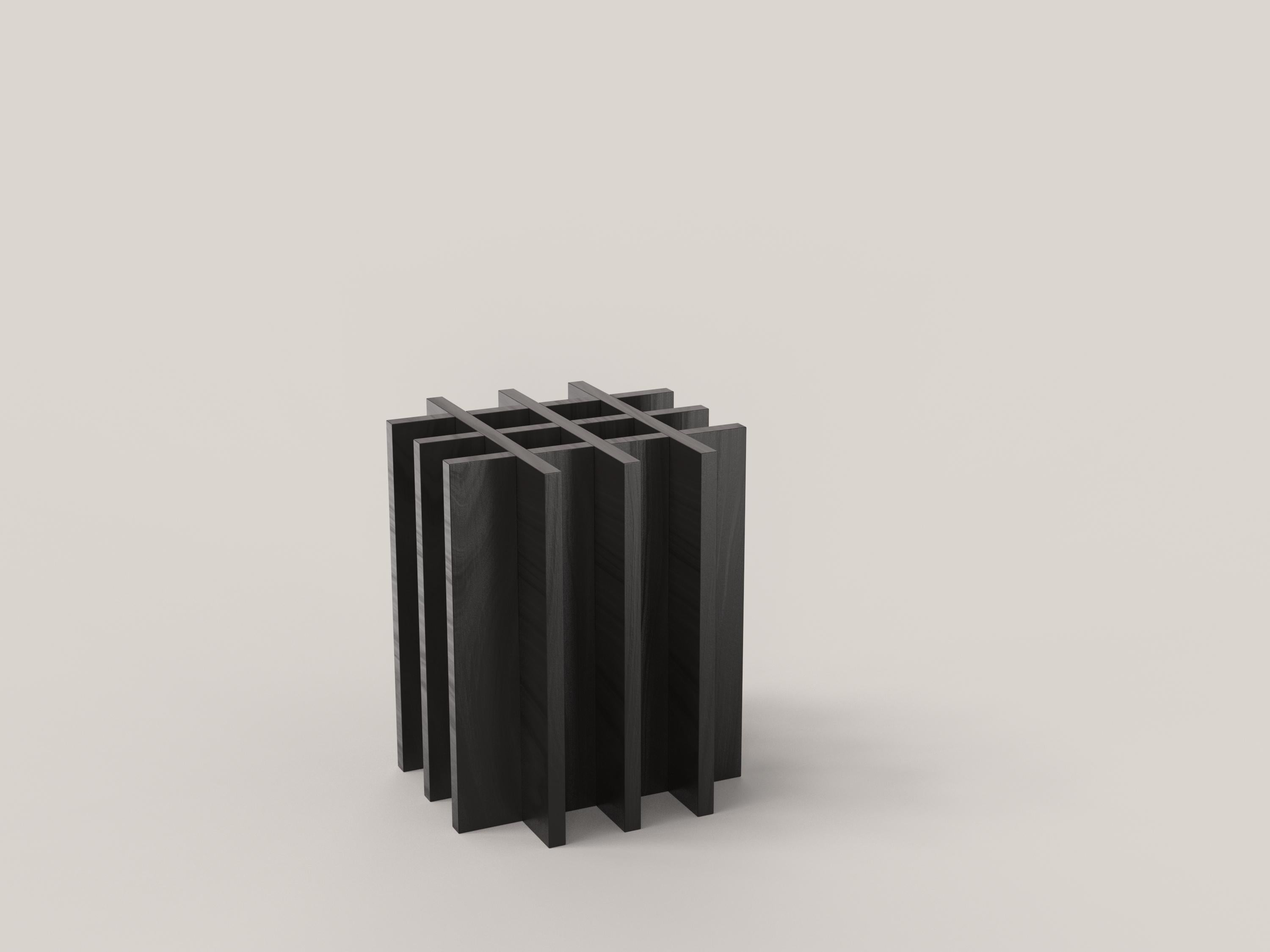 Questo sgabello in legno massiccio del XXI secolo è prodotto dall'eccellenza dell'artigianato italiano. Il pezzo è prodotto in un'edizione limitata di 150 esemplari firmati e numerati progressivamente. Fa parte del linguaggio del design da