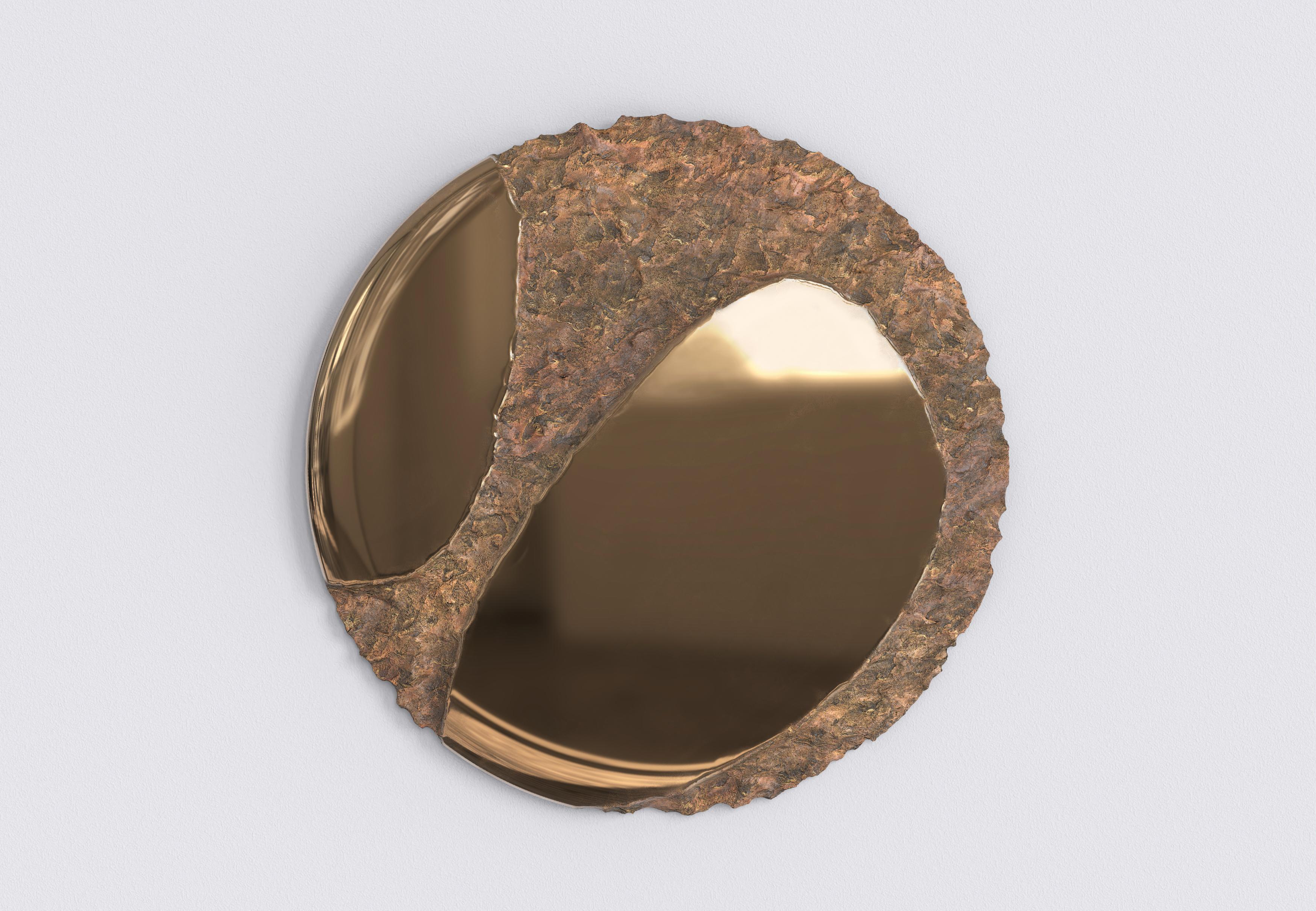 Apollo V1 est un projet du 21e siècle  Miroir réalisé par des artisans italiens en bronze moulé. La pièce est fabriquée en édition limitée de 15+3 pièces signées et numérotées au fur et à mesure. Il fait partie du langage de conception Apollo,