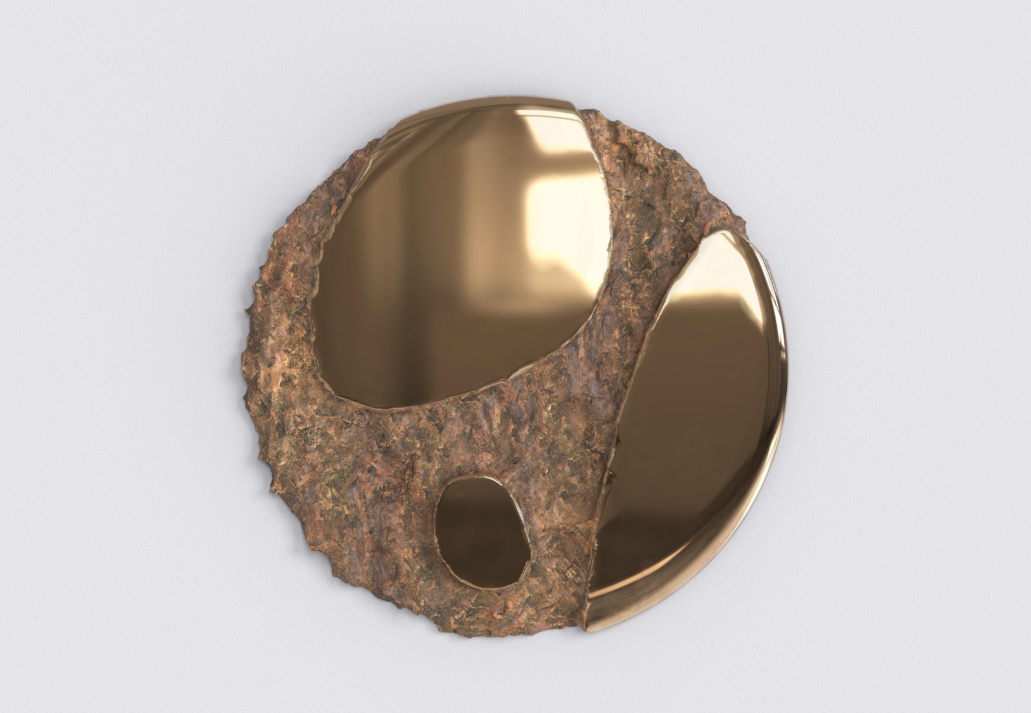 Apollo V3 est un projet du 21e siècle  Miroir réalisé par des artisans italiens en bronze moulé. La pièce est fabriquée en édition limitée de 15+3 pièces signées et numérotées au fur et à mesure. Il fait partie du langage de conception Apollo,