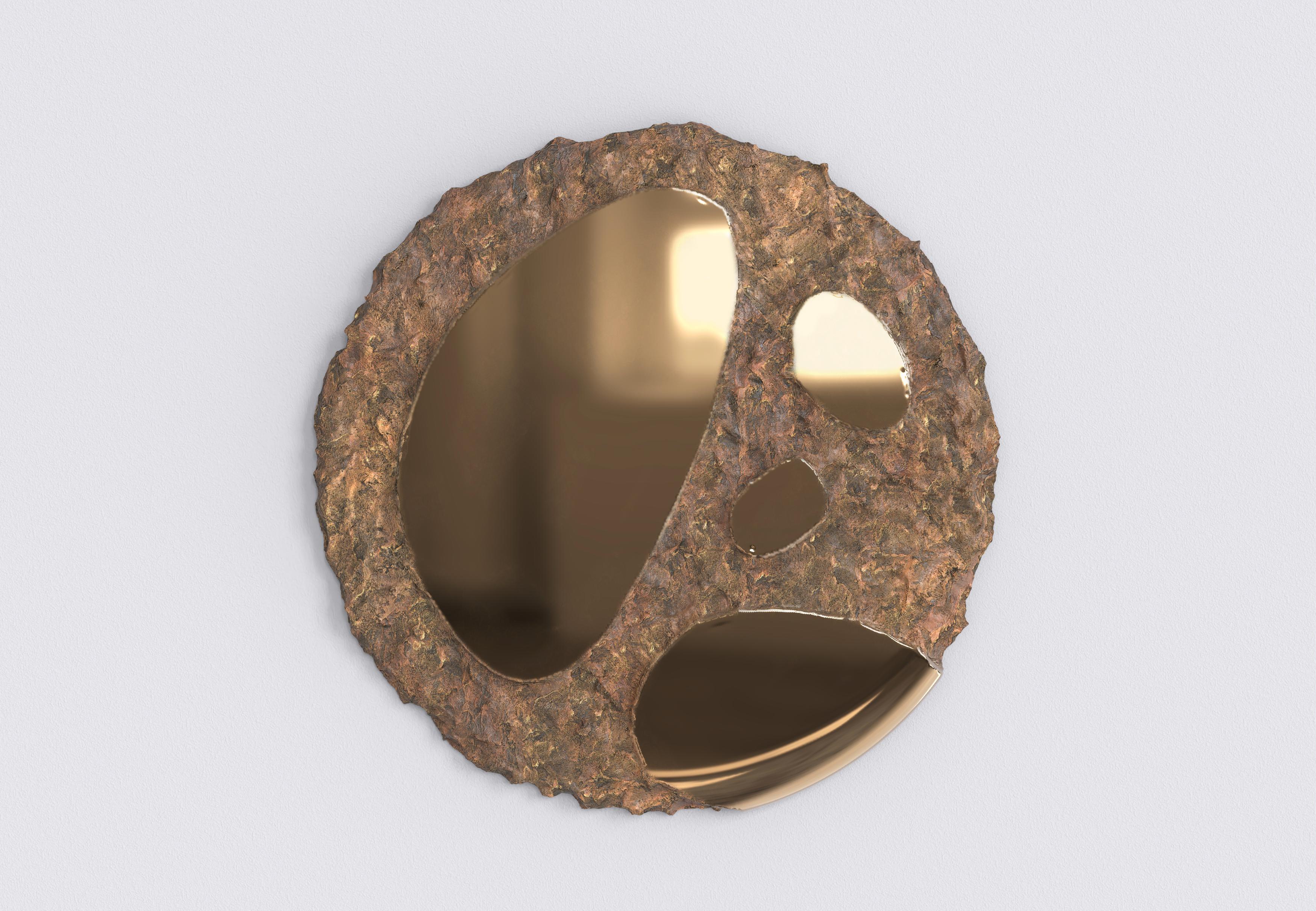 Apollo V4 est un projet du 21e siècle  Miroir réalisé par des artisans italiens en bronze moulé. La pièce est fabriquée en édition limitée de 15+3 pièces signées et numérotées au fur et à mesure. Il fait partie du langage de conception Apollo,
