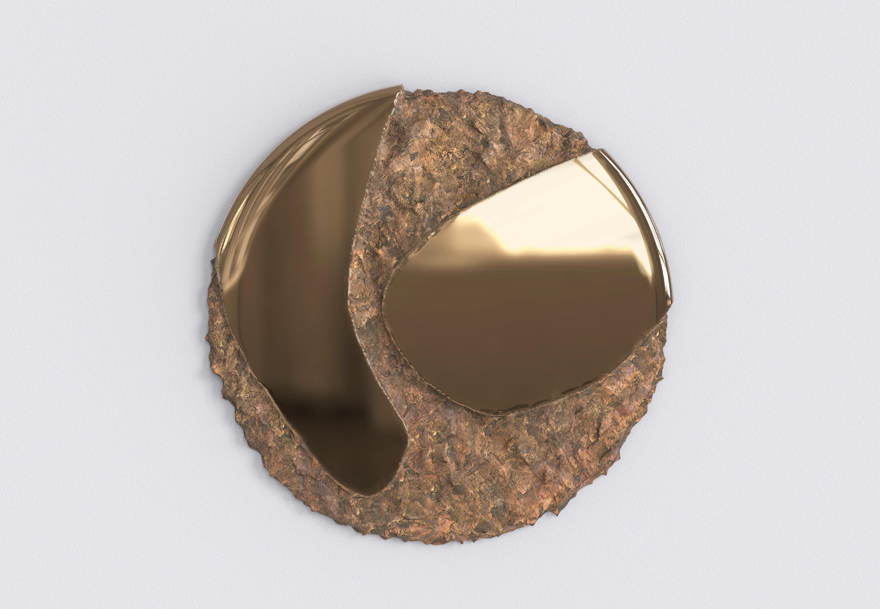Apollo V5 est un produit du 21e siècle  Miroir réalisé par des artisans italiens en bronze moulé. La pièce est fabriquée en édition limitée de 15+3 pièces signées et numérotées au fur et à mesure. Il fait partie du langage de conception Apollo,