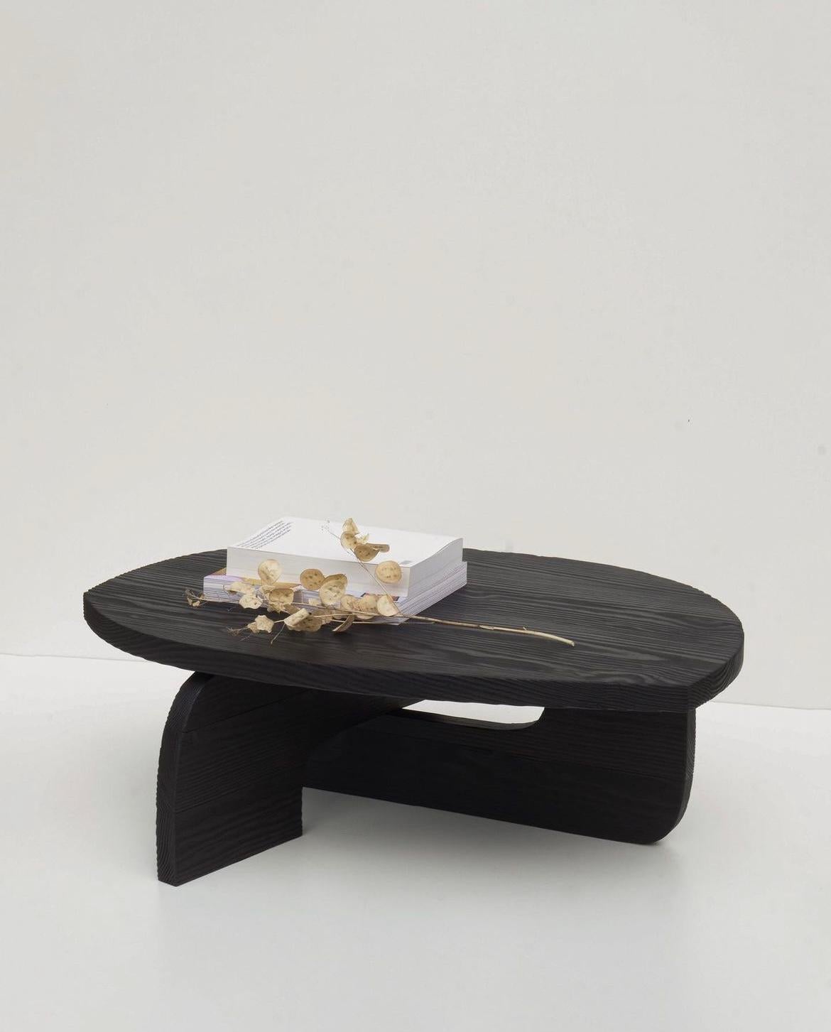 Cette table basse noire du 21ème siècle est un produit de l'artisanat italien. A partir de planches de cèdre, les artisans chargent le bois en utilisant la technique Shou Sugi Ban et assemblent ensuite Reef V3. Elle est fabriquée en édition limitée