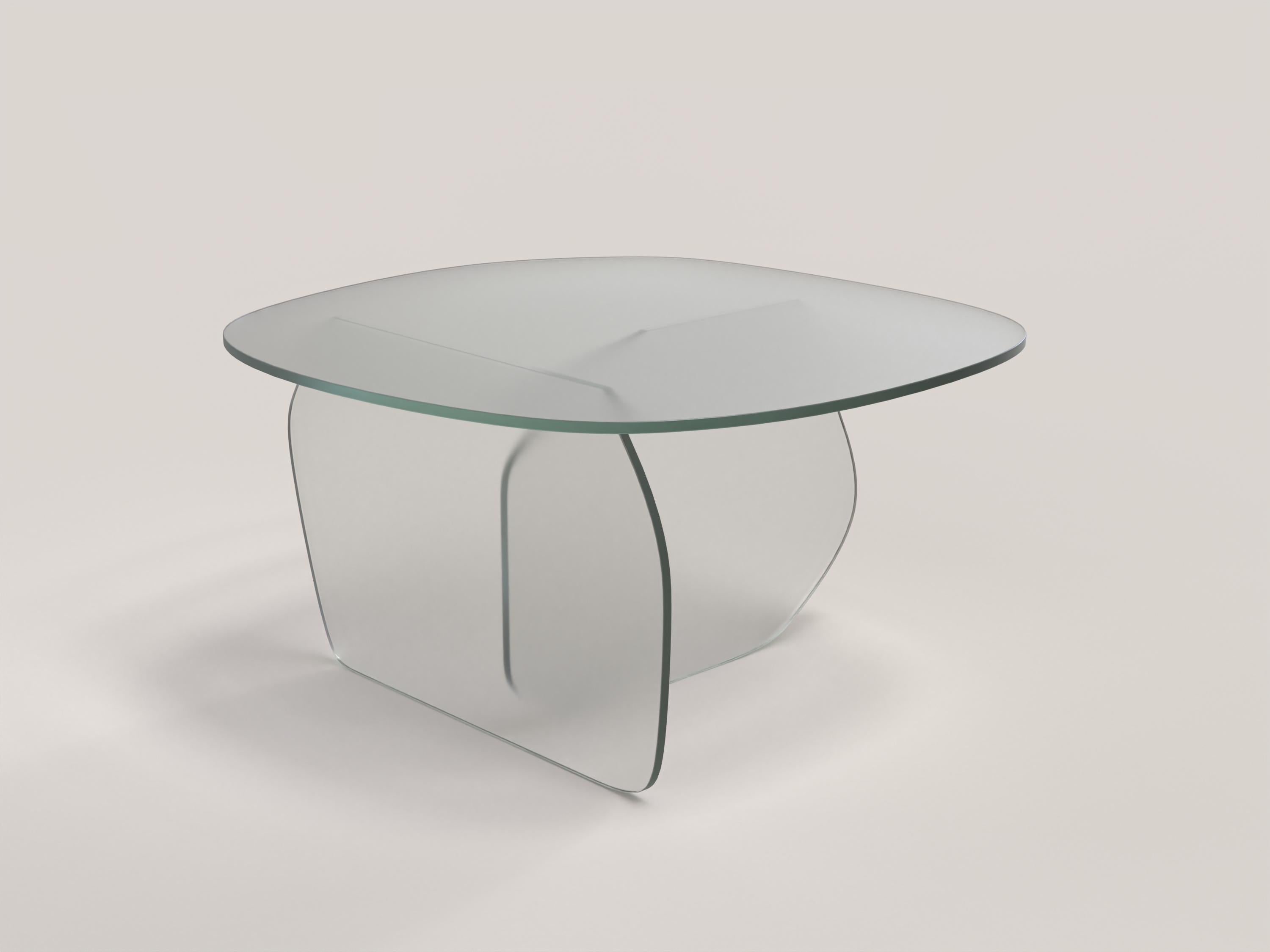 Panorama V2 est une table d'appoint du XXIe siècle réalisée par des artisans italiens en verre transparent satiné. La pièce est fabriquée en une édition limitée de 1000 exemplaires signés et progressivement numérotés. Il fait partie du langage de
