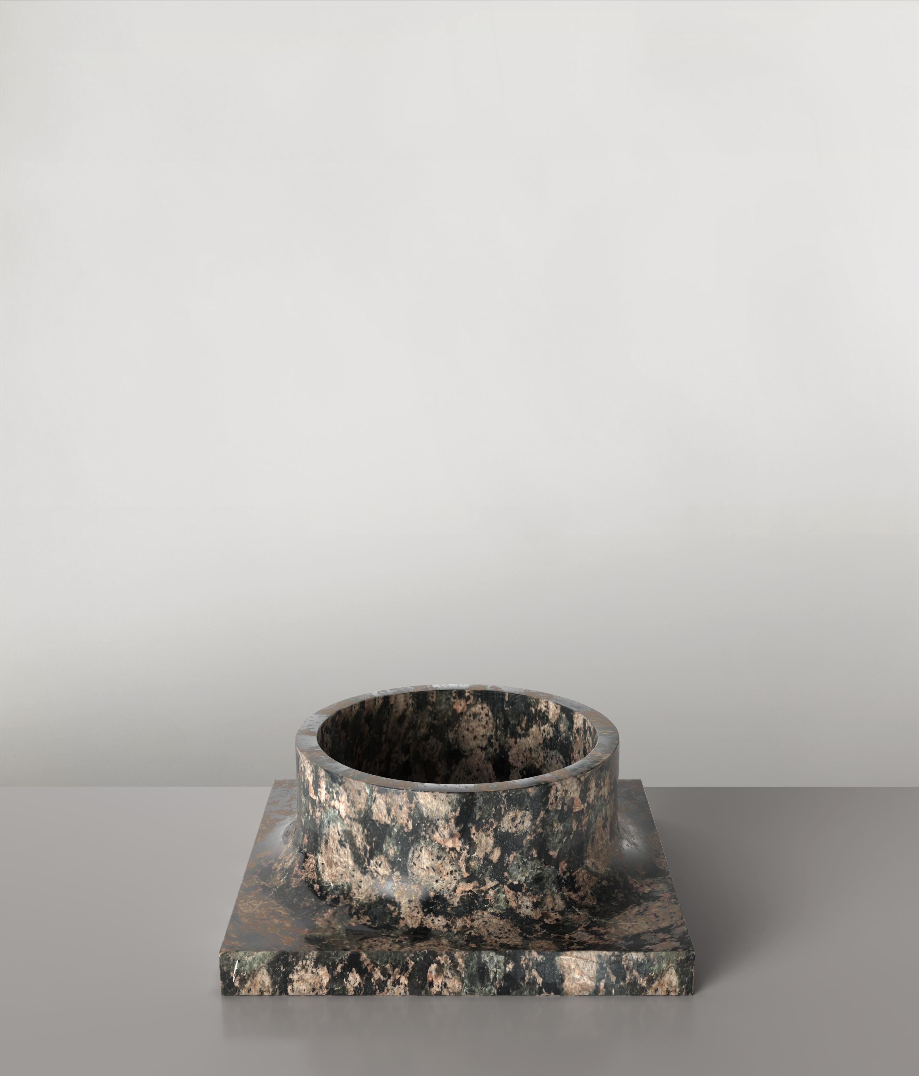 Palazzo V1 ist eine skulpturale Vase des 21. Jahrhunderts, die von italienischen Kunsthandwerkern aus Granitstein hergestellt wird. Er ist Teil der Designsprache Palazzo, die vom Kunstforschungsteam von Edizione Limitata in Mailand entwickelt wurde.