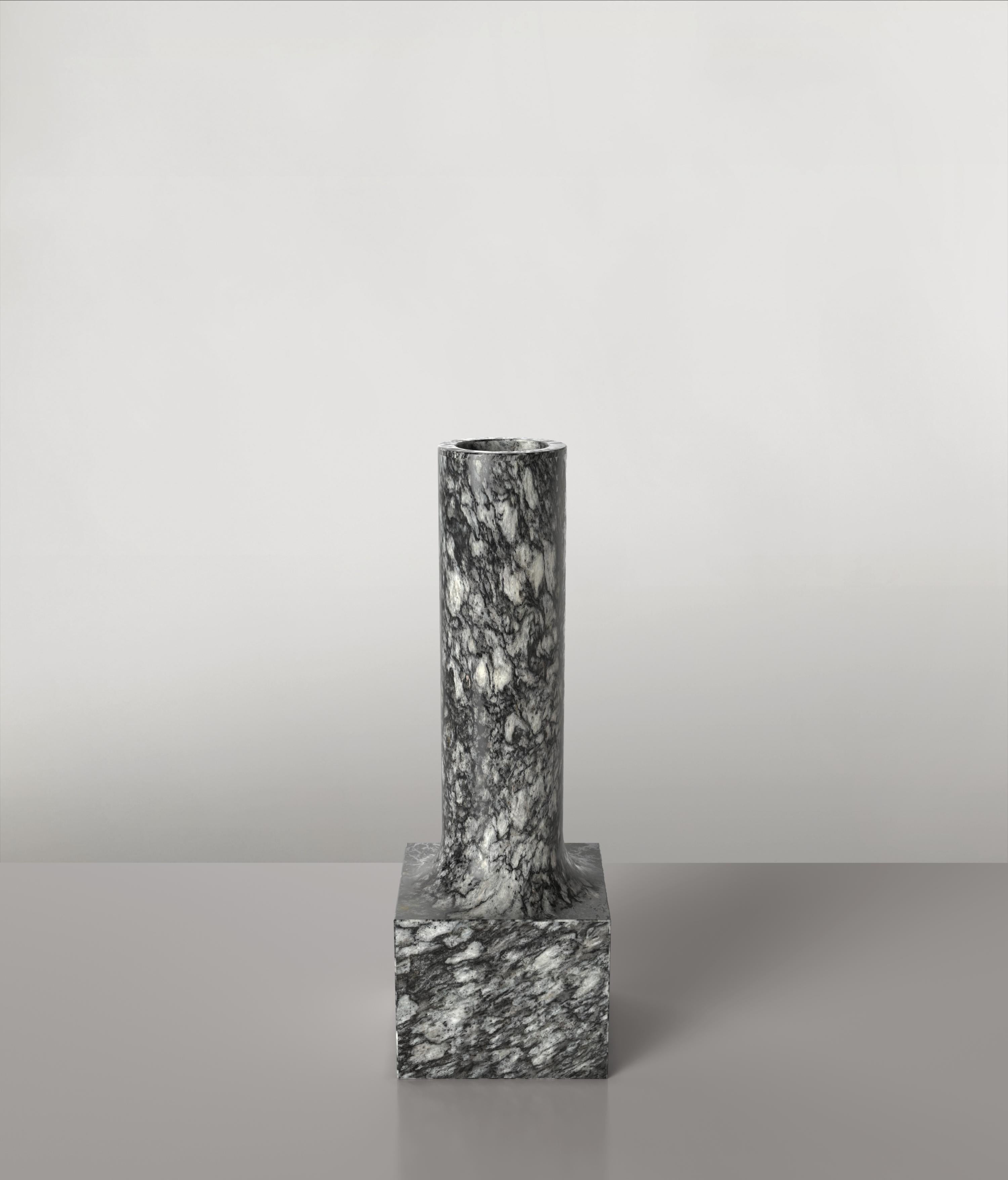 Zeitgenössische Granit-Steinvase in limitierter Auflage, Palazzo V2 von Edizione Limitata im Zustand „Neu“ im Angebot in Milano, IT