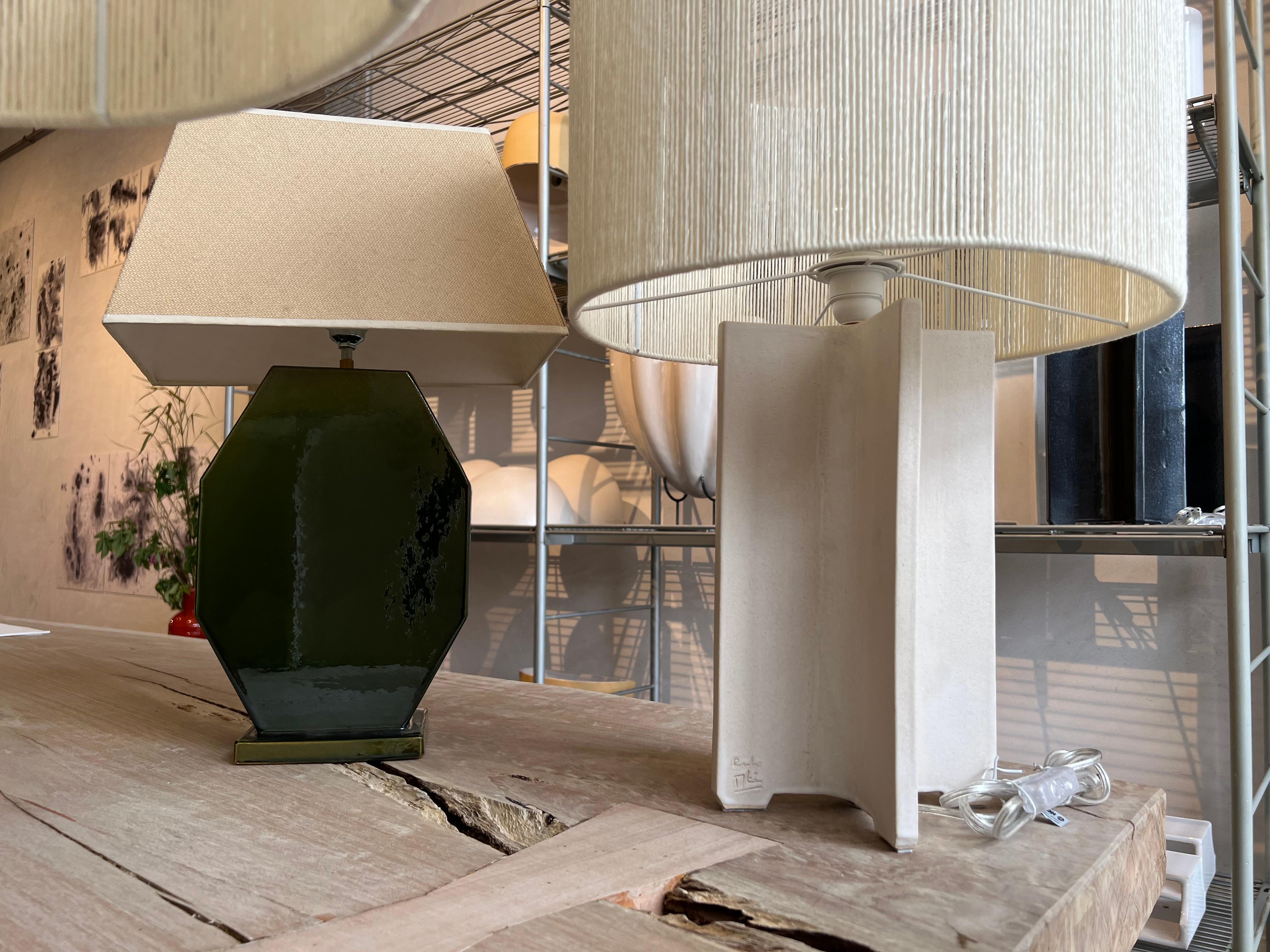 Lampe de table d'appoint contemporaine en céramique faite à la main en édition limitée, vert olive en vente 5