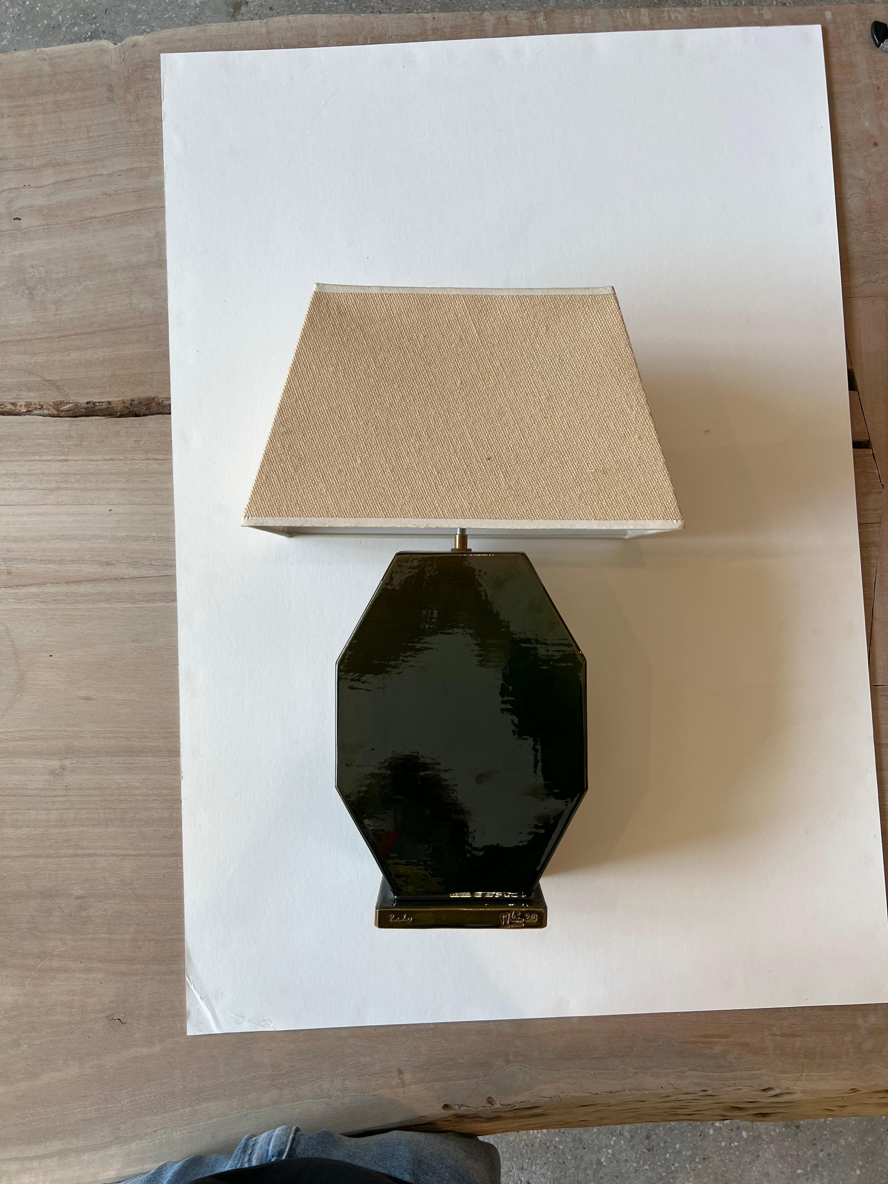 Moderne Lampe de table d'appoint contemporaine en céramique faite à la main en édition limitée, vert olive en vente