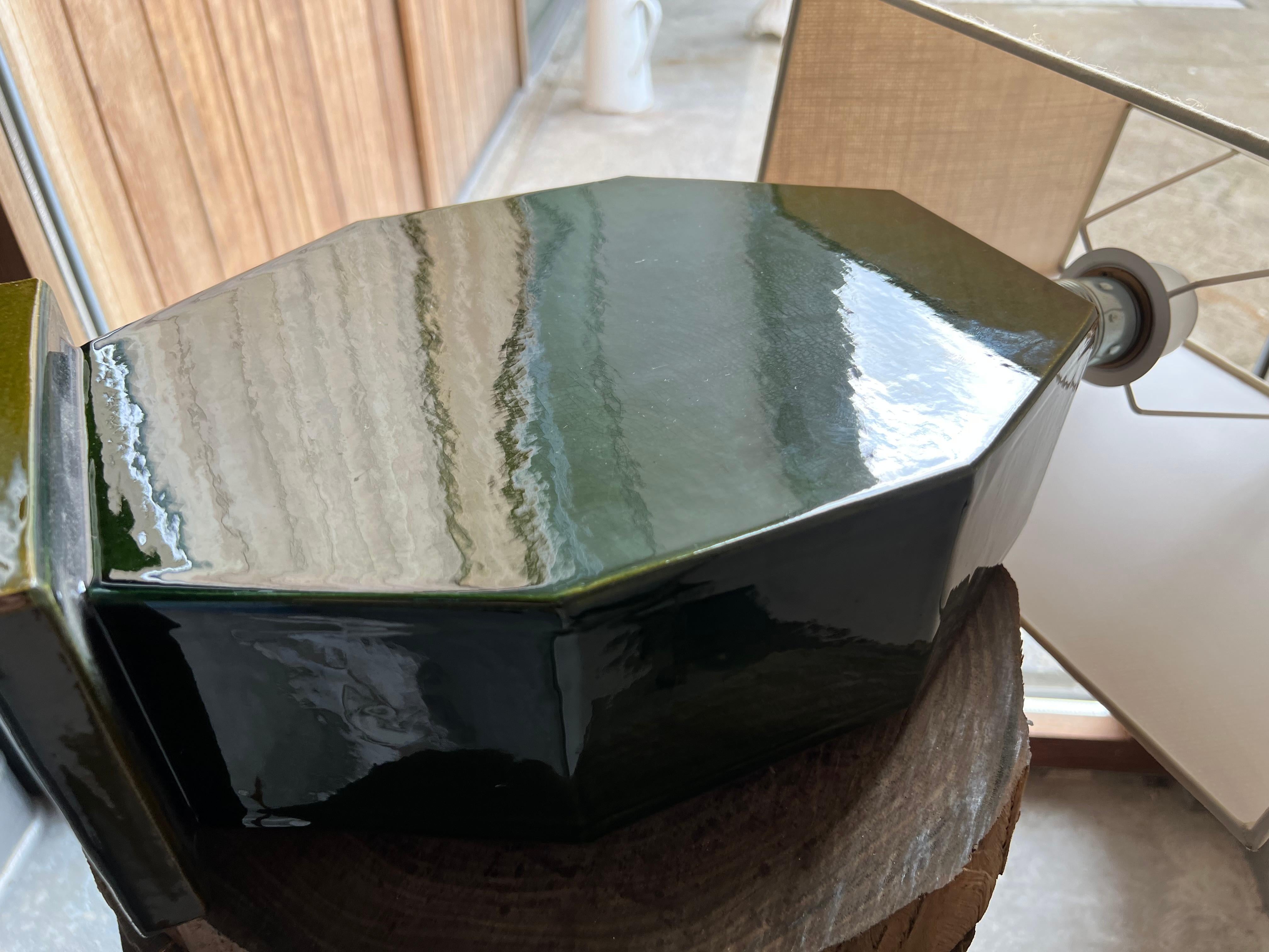 Espagnol Lampe de table d'appoint contemporaine en céramique faite à la main en édition limitée, vert olive en vente