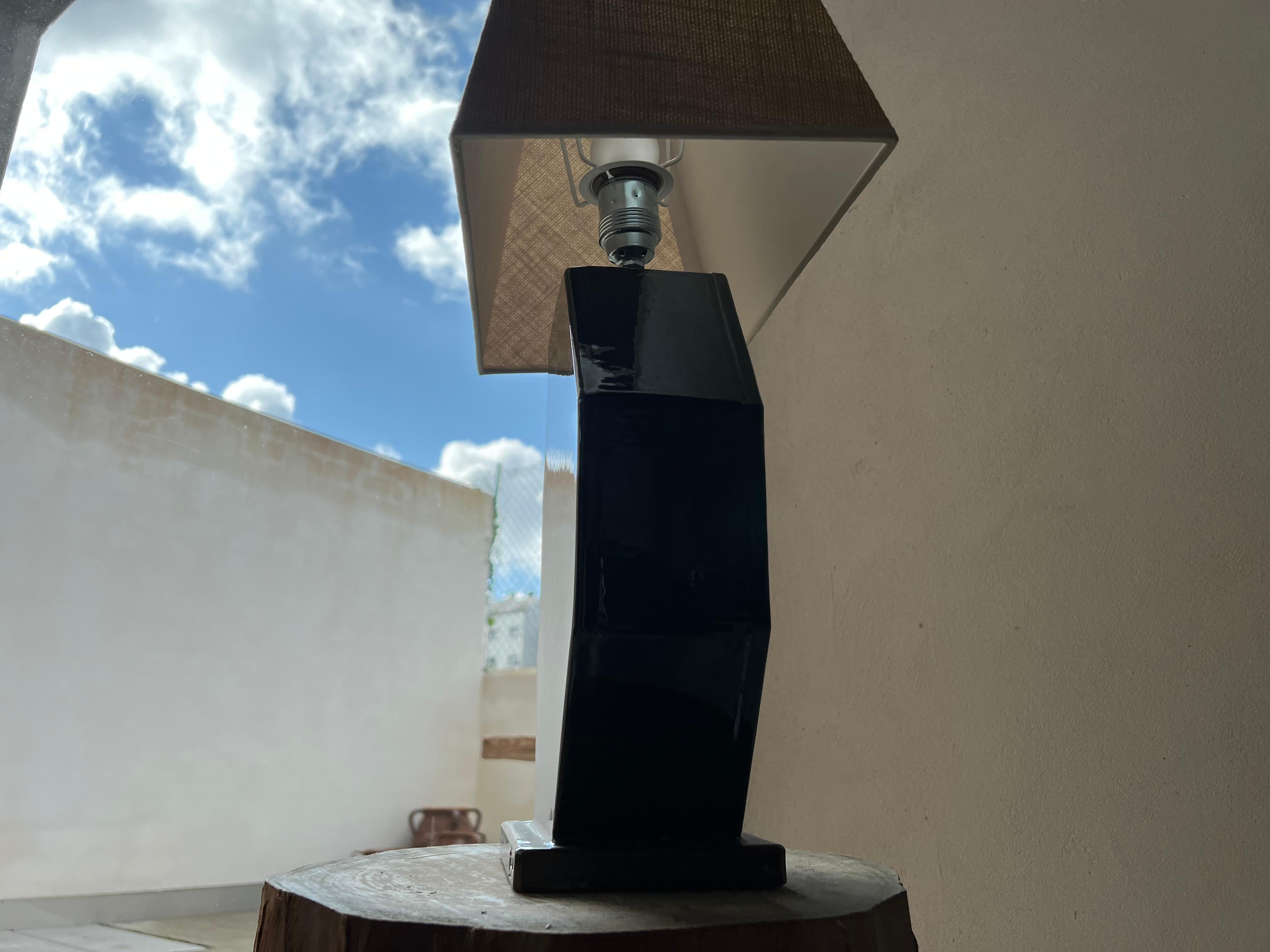 Vernissé Lampe de table d'appoint contemporaine en céramique faite à la main en édition limitée, vert olive en vente