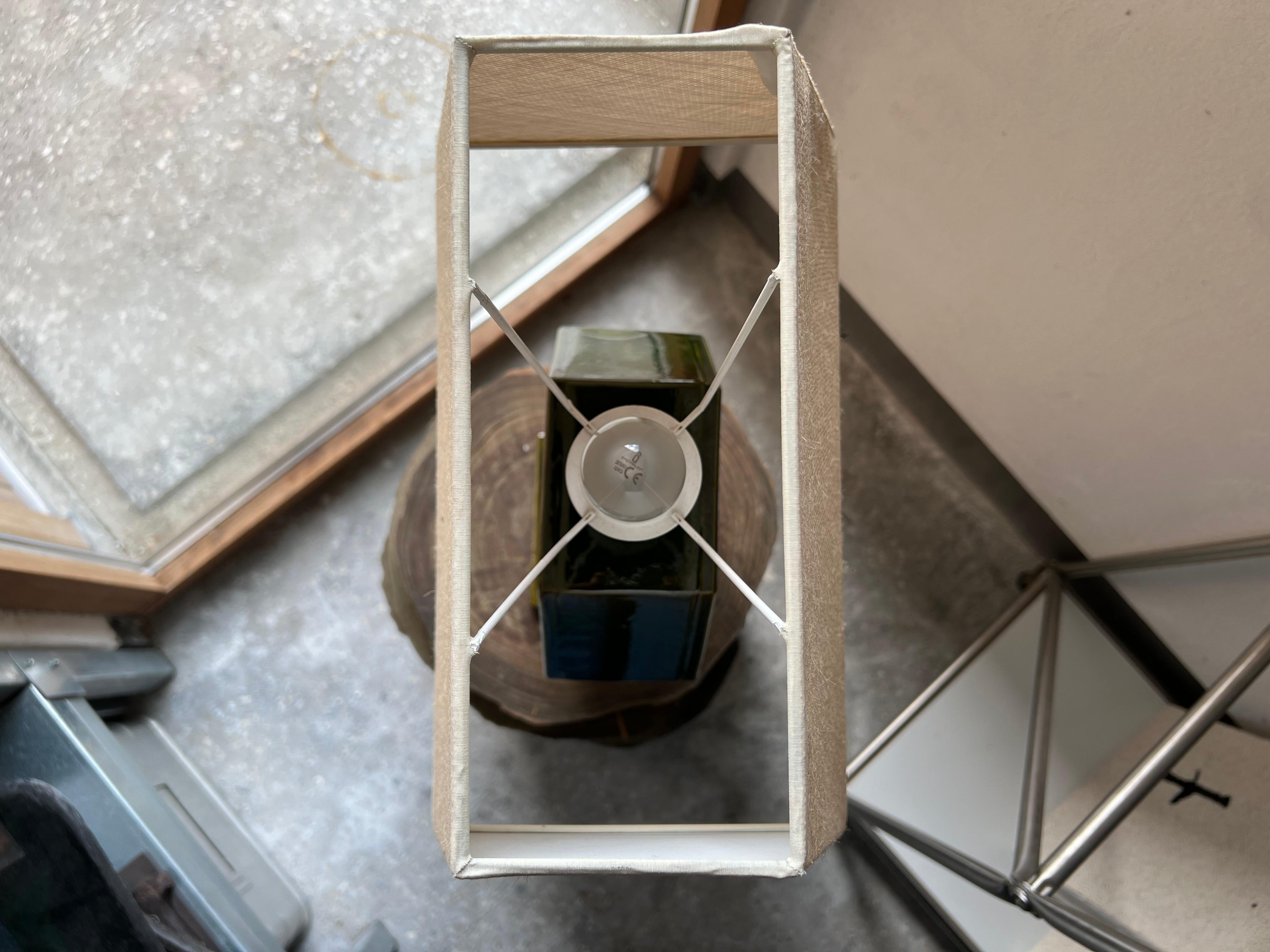Lampe de table d'appoint contemporaine en céramique faite à la main en édition limitée, vert olive Neuf - En vente à Carballo, ES
