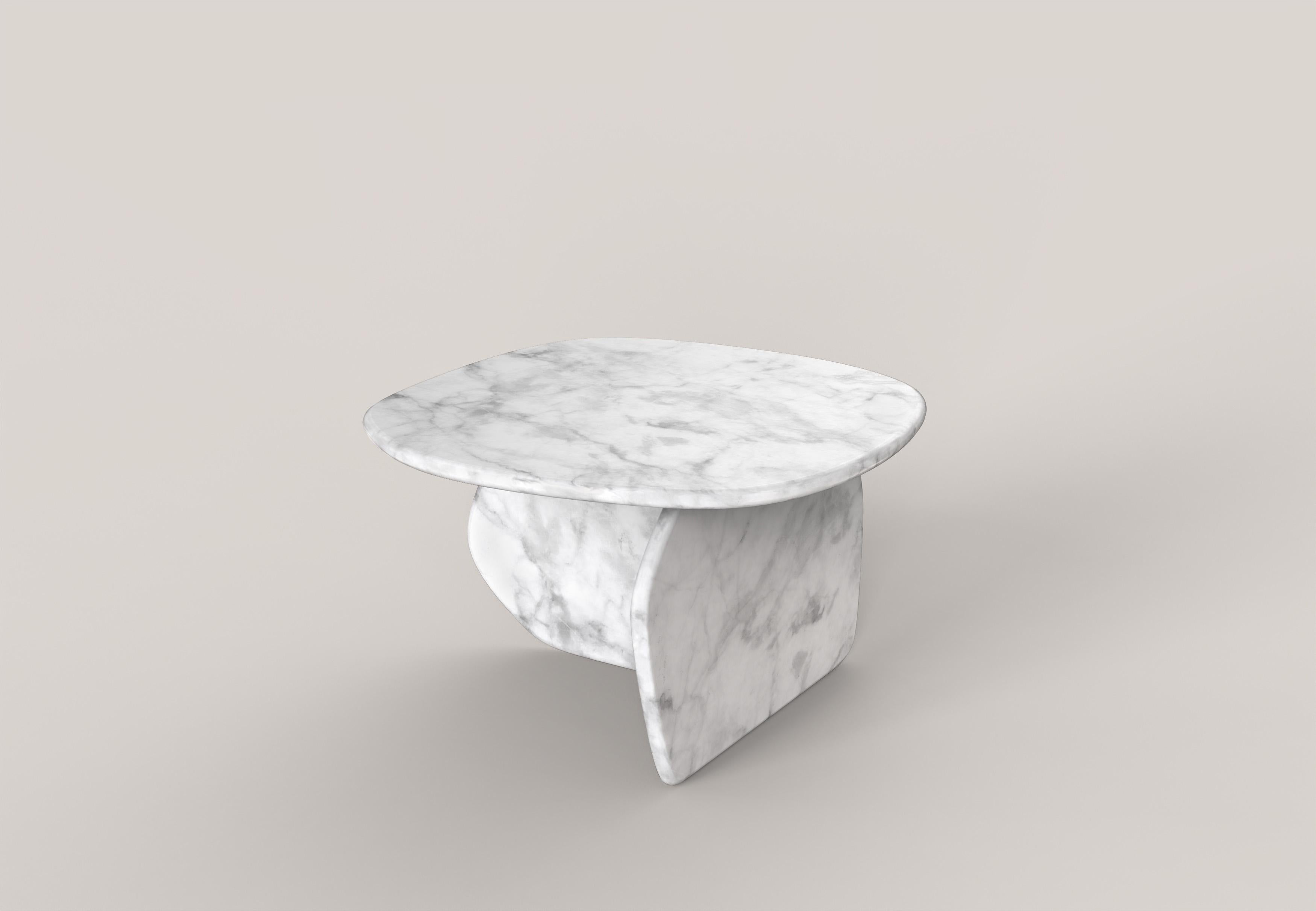 Panorama V2 est une table d'appoint du 21e siècle fabriquée par des artisans italiens en marbre de carrare. La pièce est fabriquée en édition limitée à 150 exemplaires signés et numérotés au fur et à mesure. Il fait partie du langage de conception