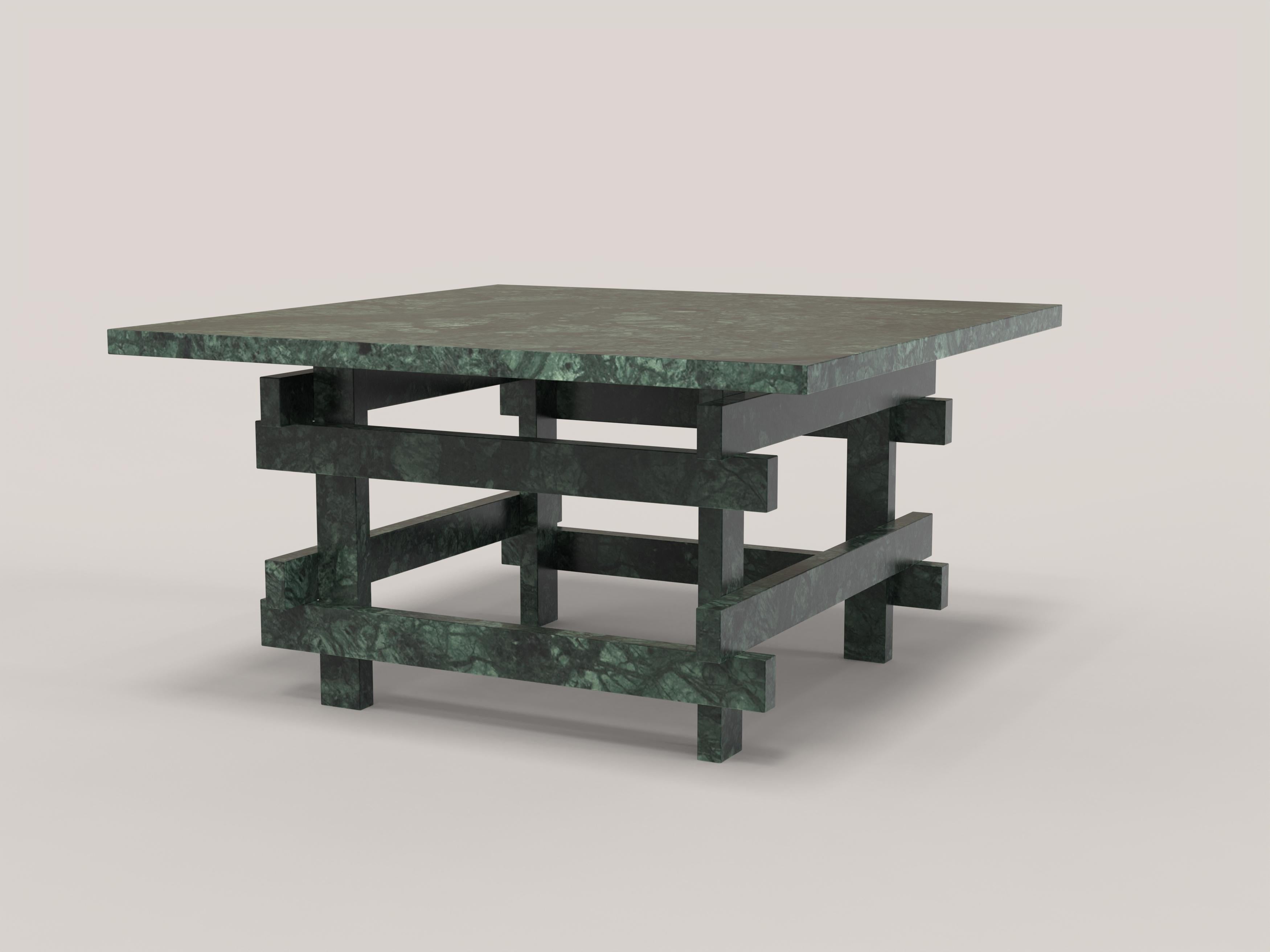 Paranoid V2 est une table basse sculpturale du 21ème siècle réalisée par des artisans italiens en marbre vert du Guatemala. La pièce est fabriquée en une édition limitée de 150 exemplaires signés et progressivement numérotés. Il fait partie du