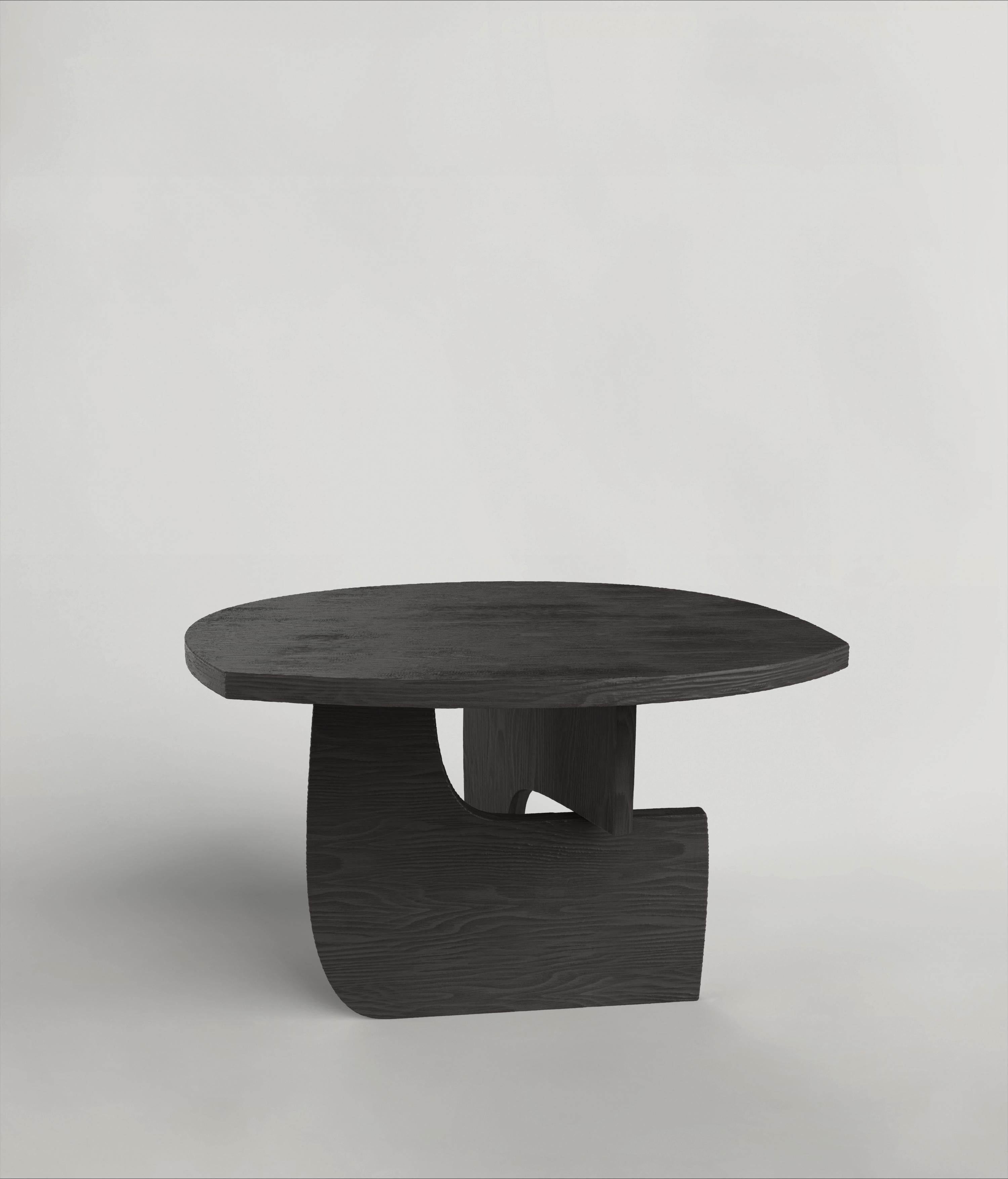 Dieser schwarze Tisch des 21. Jahrhunderts ist ein Produkt italienischer Handwerkskunst, das komplett aus Hartholz besteht. Die Handwerker modellieren Reef V2 und verkohlen das Holz anschließend mit der Shou Sugi Ban-Technik. Das Stück wird in einer