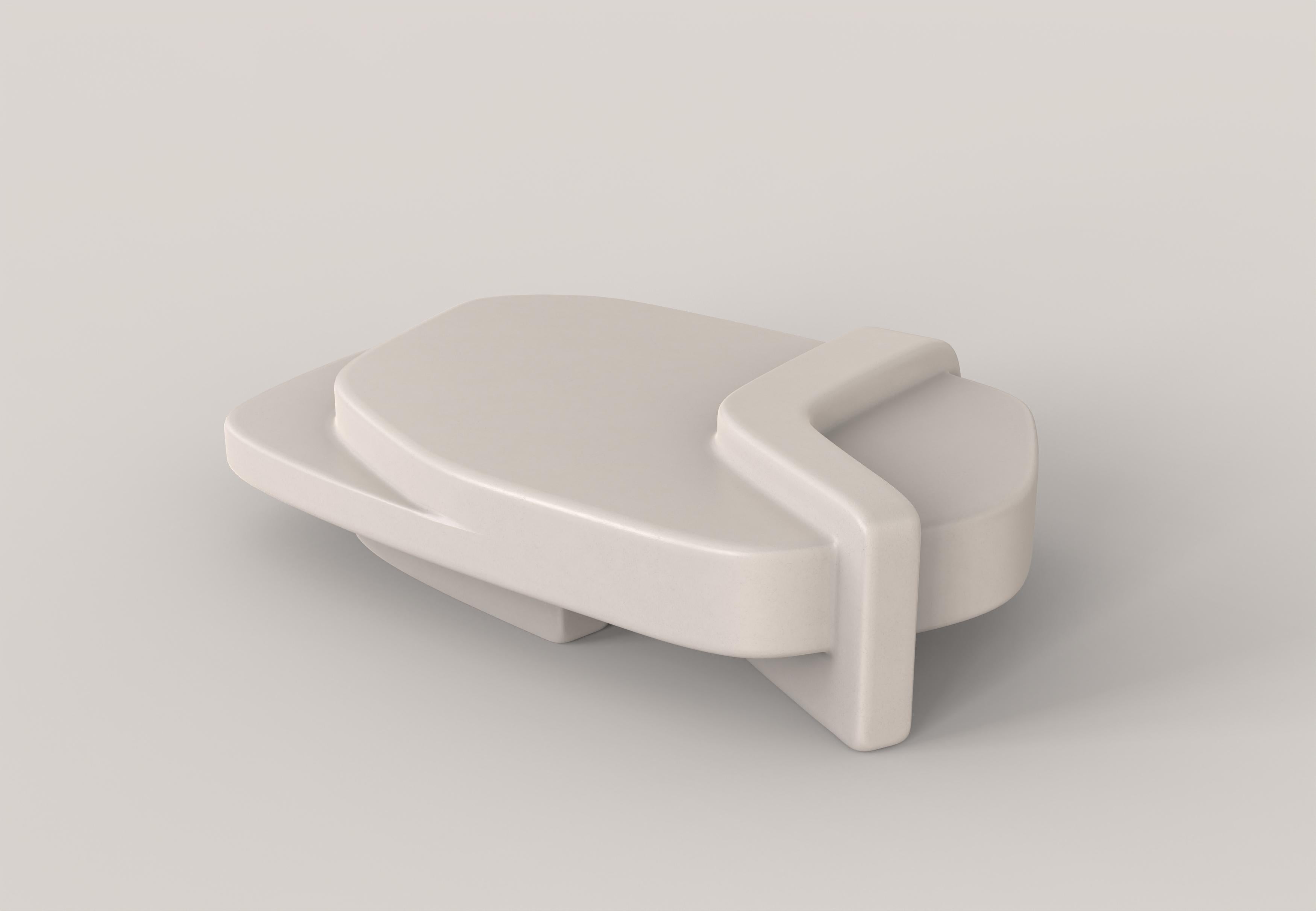 Rodi V1 est une table basse blanche du 21e siècle réalisée par des artisans italiens en polystyrène peint et pulvérisé. La pièce est fabriquée en une édition limitée de 150 exemplaires signés et progressivement numérotés. Il fait partie du langage