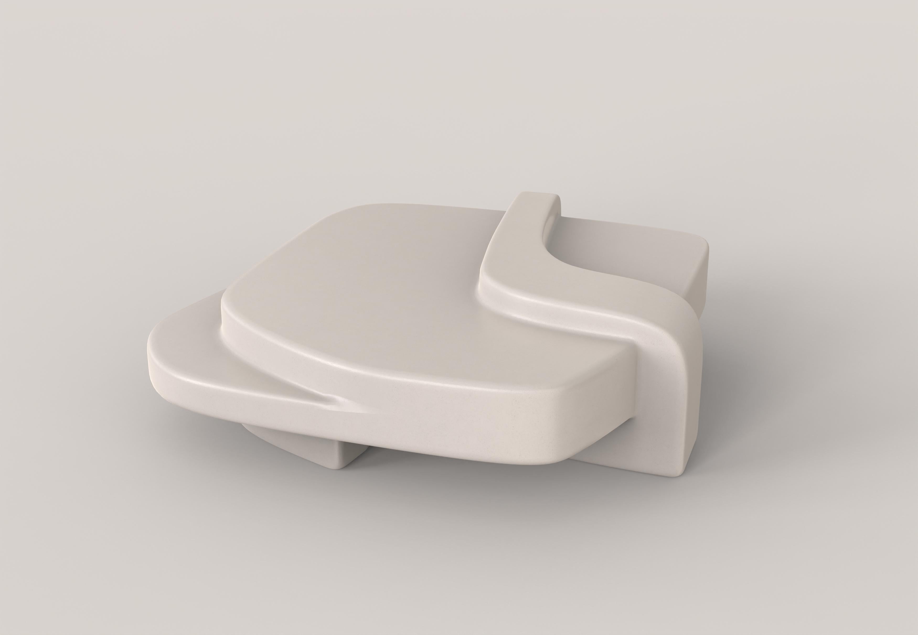 Rodi V2 est une table basse blanche du 21ème siècle réalisée par des artisans italiens en polystyrène peint et pulvérisé. La pièce est fabriquée en une édition limitée de 150 exemplaires signés et progressivement numérotés. Il fait partie du langage