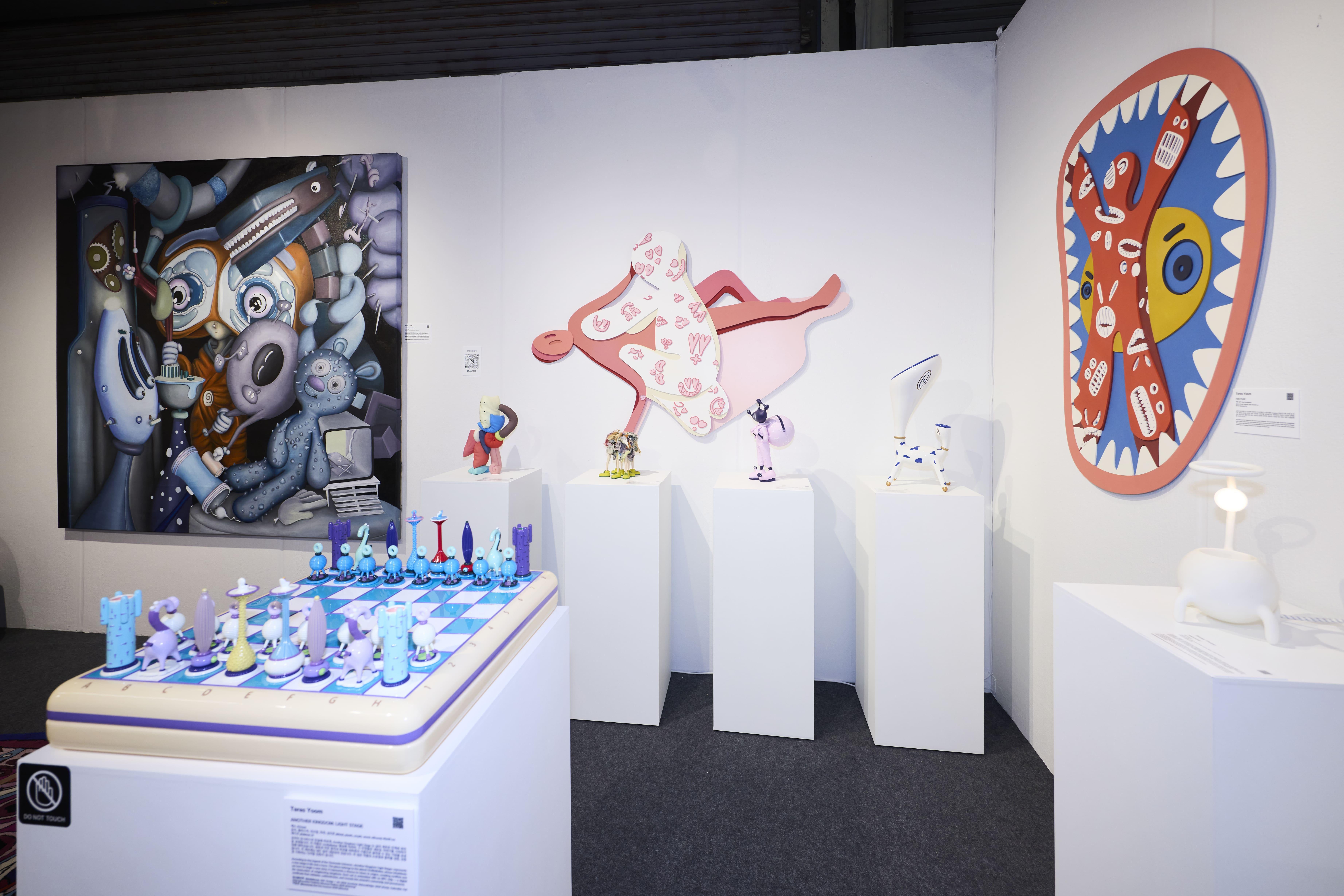 Instalación mural contemporánea de edición limitada Pure Love de Taras Yoom Plástico en venta