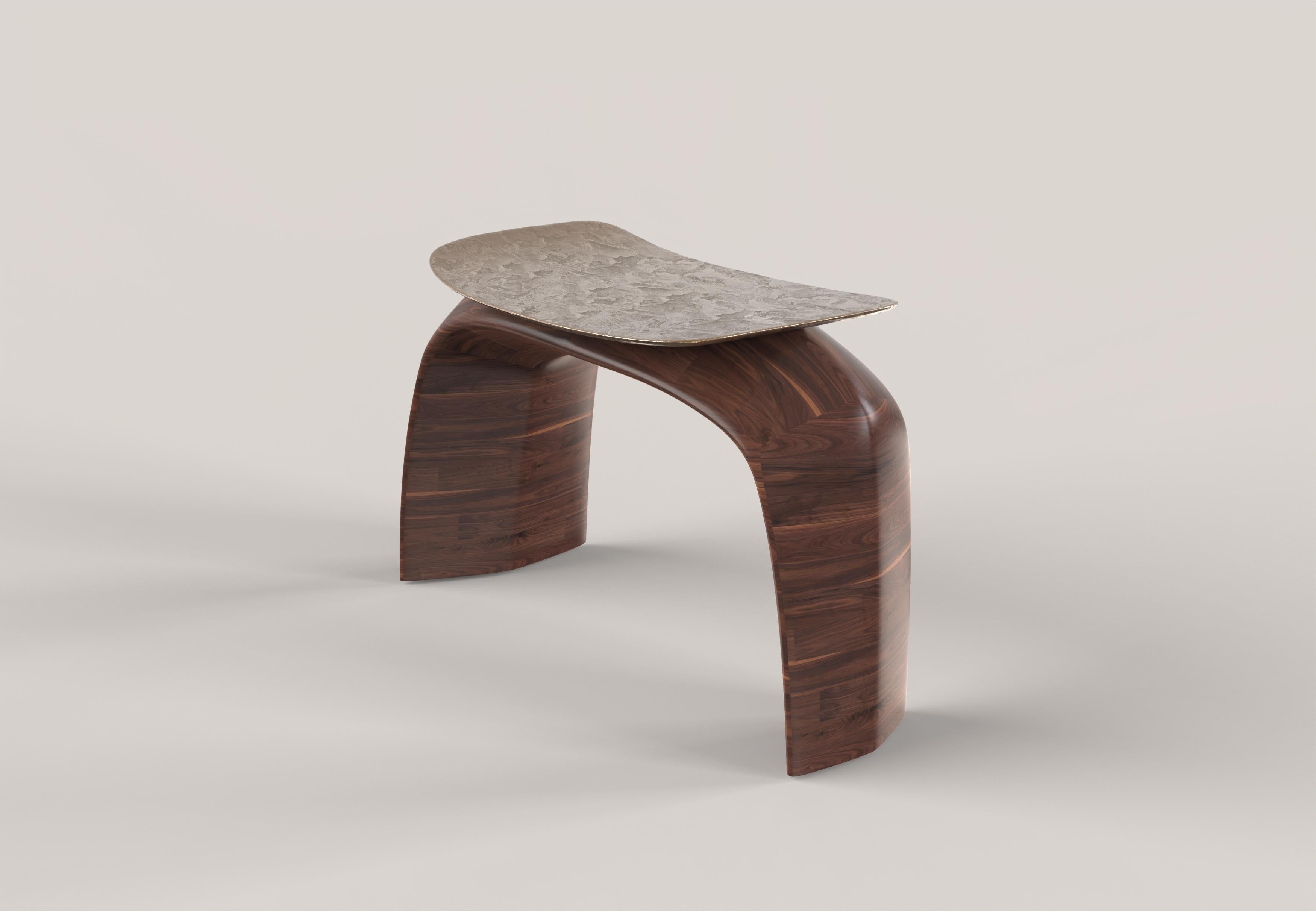 Travail du bois Tabouret contemporain en bois et bronze à édition limitée, Bayou V1 par Edizione Limitata en vente
