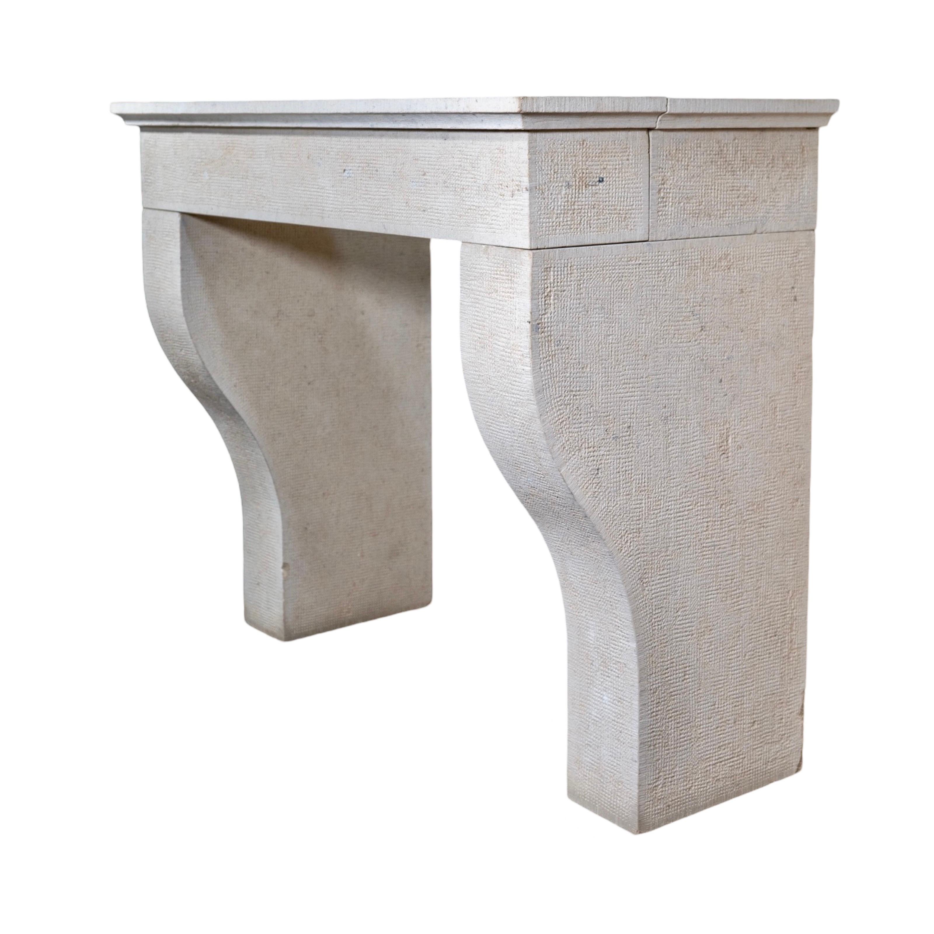 Contemporary Line Handgeschnitzter Kaminsims (Kalkstein) im Angebot