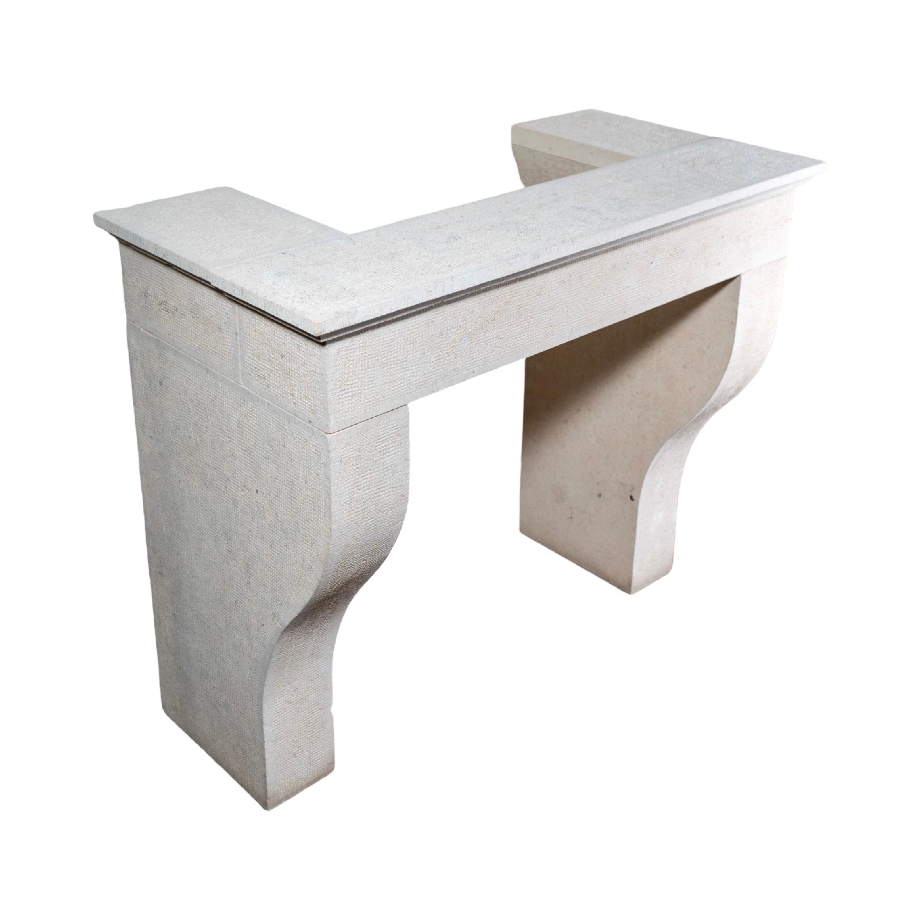 Contemporary Line Handgeschnitzter Kaminsims im Zustand „Gut“ im Angebot in Dallas, TX