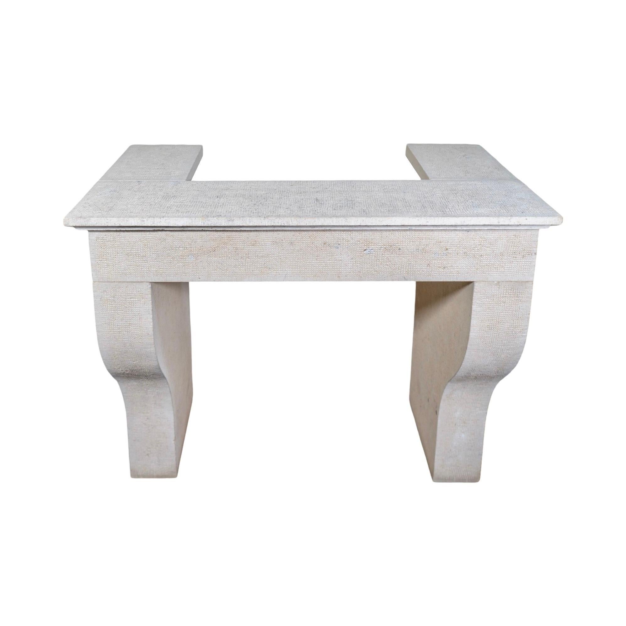 Ein zeitgenössischer Kaminsims aus Travertin, der aus Frankreich stammt. Dieses Stück besticht durch sein schlichtes, minimalistisches Design mit klaren Linien und einem flachen Profil, das eine moderne geometrische Ästhetik verkörpert. Das