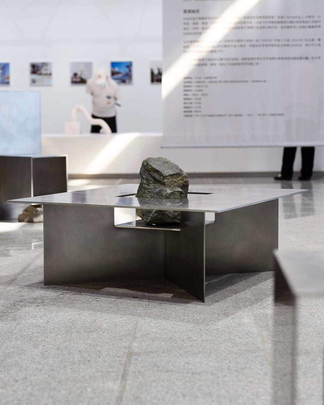 Contemporary Linear Stainless Steel Bench with Natural Stone by Lee Sisan In New Condition For Sale In Geneve, CH