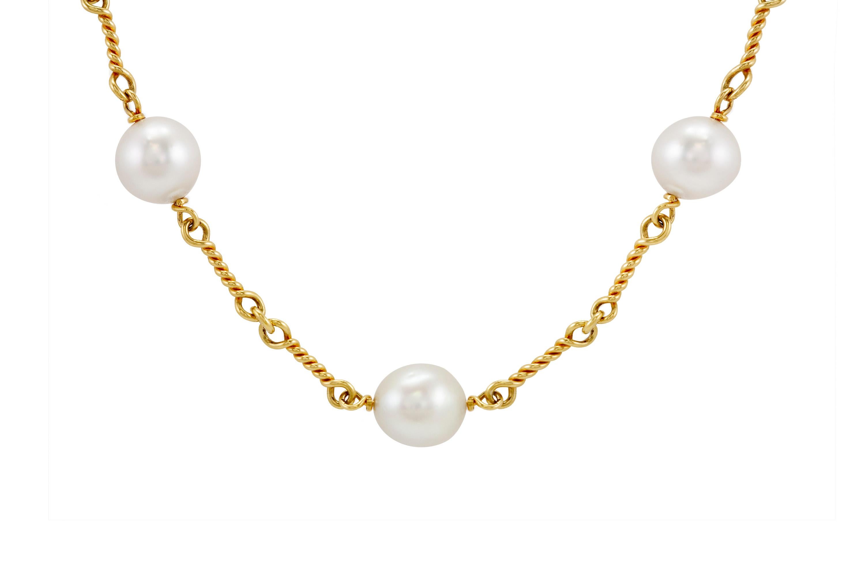 Le collier est en or jaune 18k finement ouvragé avec 7 perles de 14 mm en moyenne. 
Vers 2000.