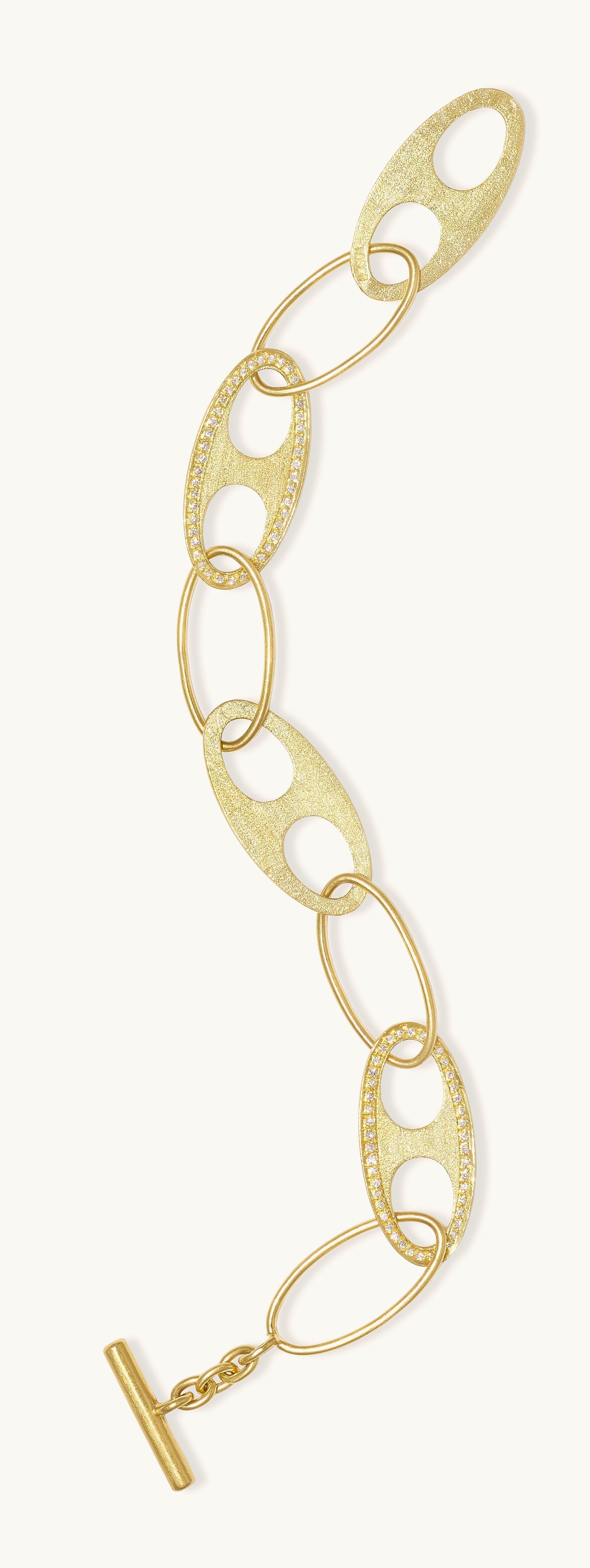 Rosior Contemporary Link Bracelet made in 19.2K yellow gold and set with 88 F color, VVS clarity Diamonds with 0,40 ct.
Unique piece accompanied with its own certificate of authenticity.
Stamped by the portuguese assay office as 19,2k gold.
Stamped