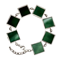 In primo piano in Vogue Bracciale a maglie contemporanee con quarzo verde scuro