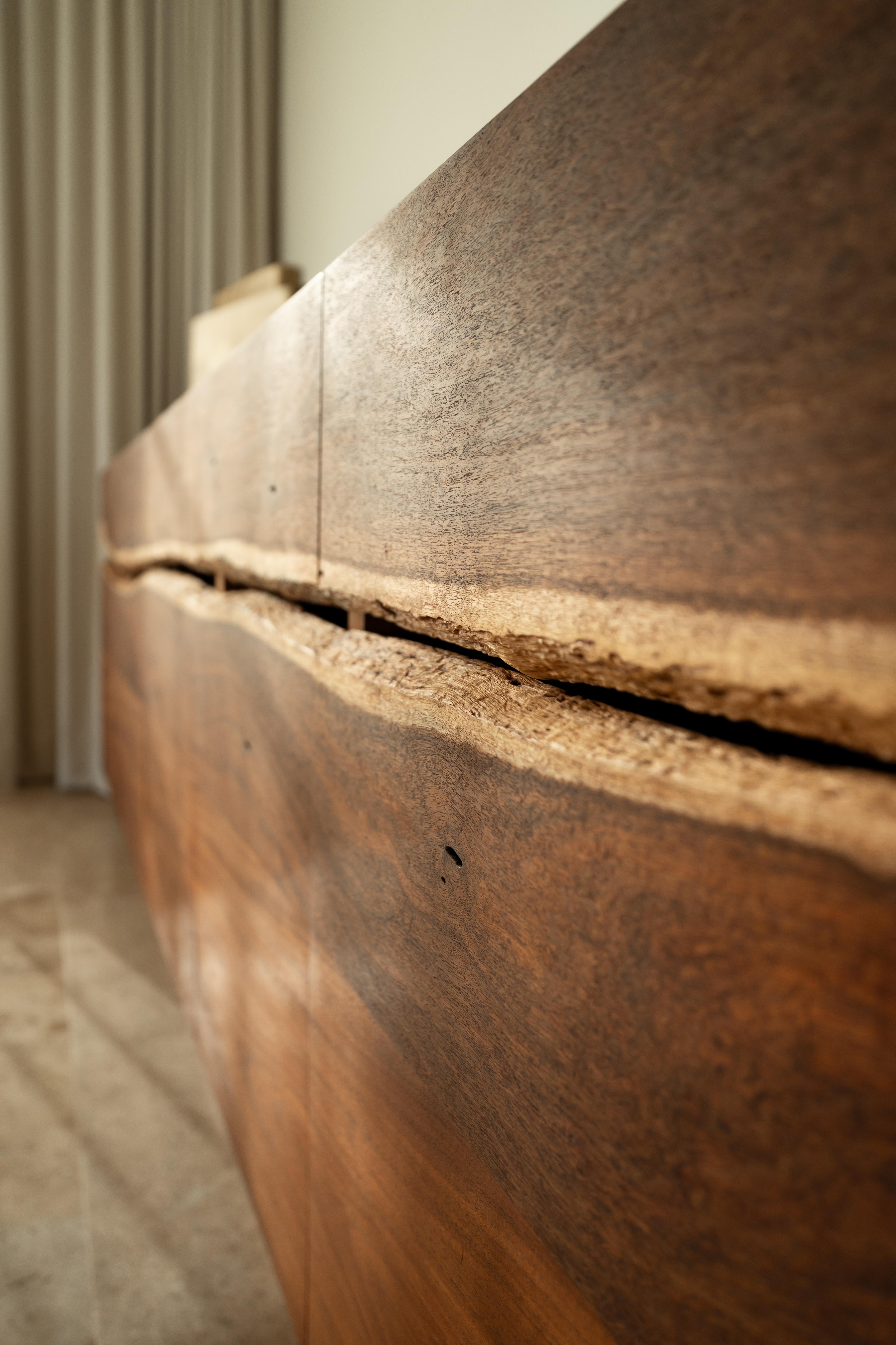 Contemporary Live Edge Credenza in Nussbaum karibisch mit Schubladen und Türen (Organische Moderne) im Angebot