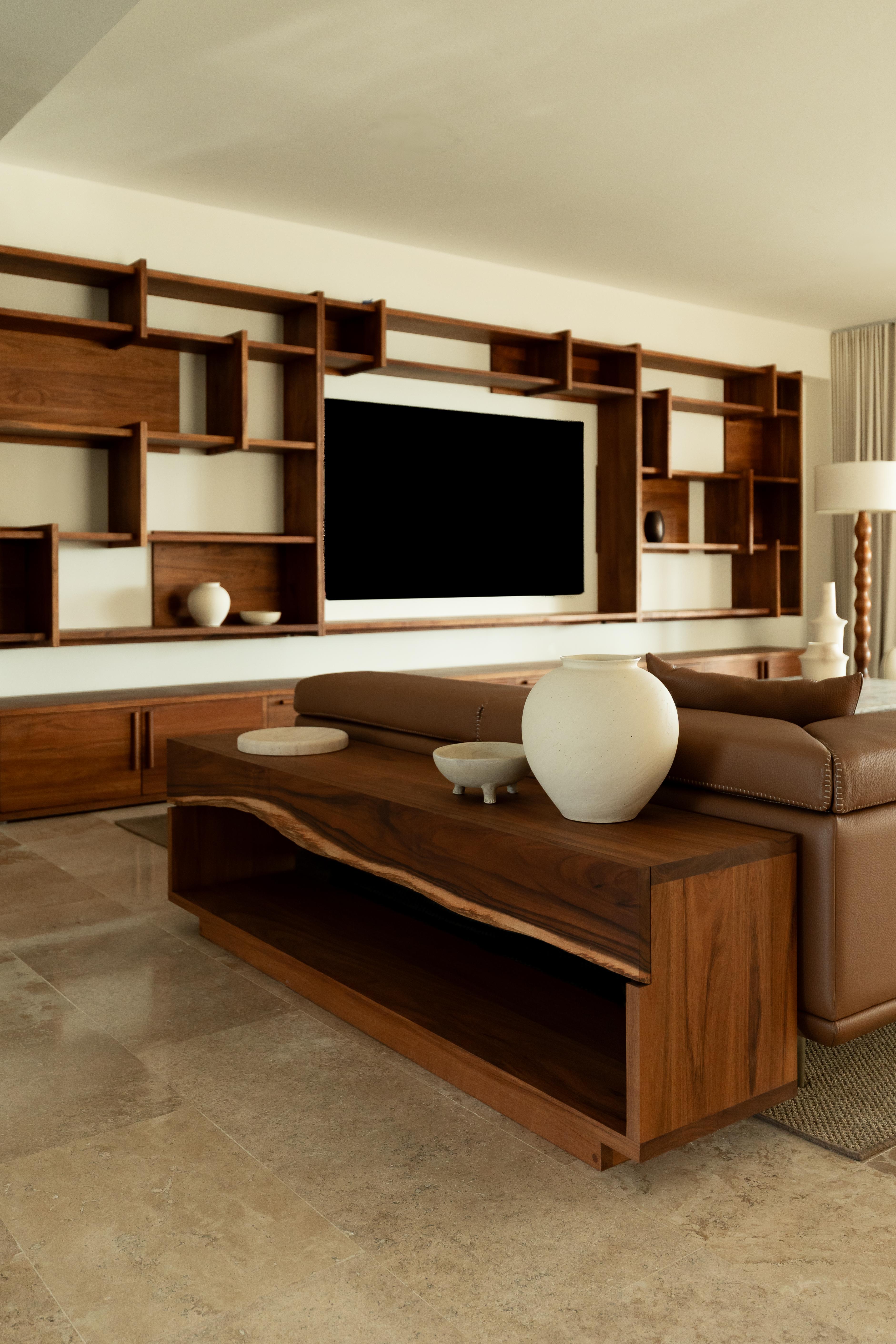 Aparador Contemporáneo de Borde Vivo con Cajones, Hecho a Mano en Madera Dura Mexicana en venta 1