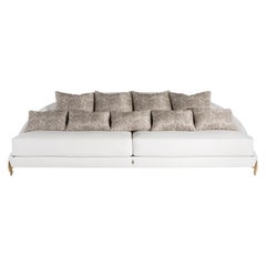 Divano da salotto contemporaneo, piedini in ottone e completamente imbottito, Made in Italy
