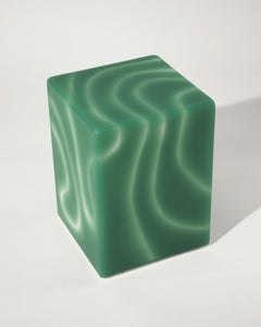 Mesa auxiliar contemporánea LL Verde / Taburete II de resina verde by Facture Studio