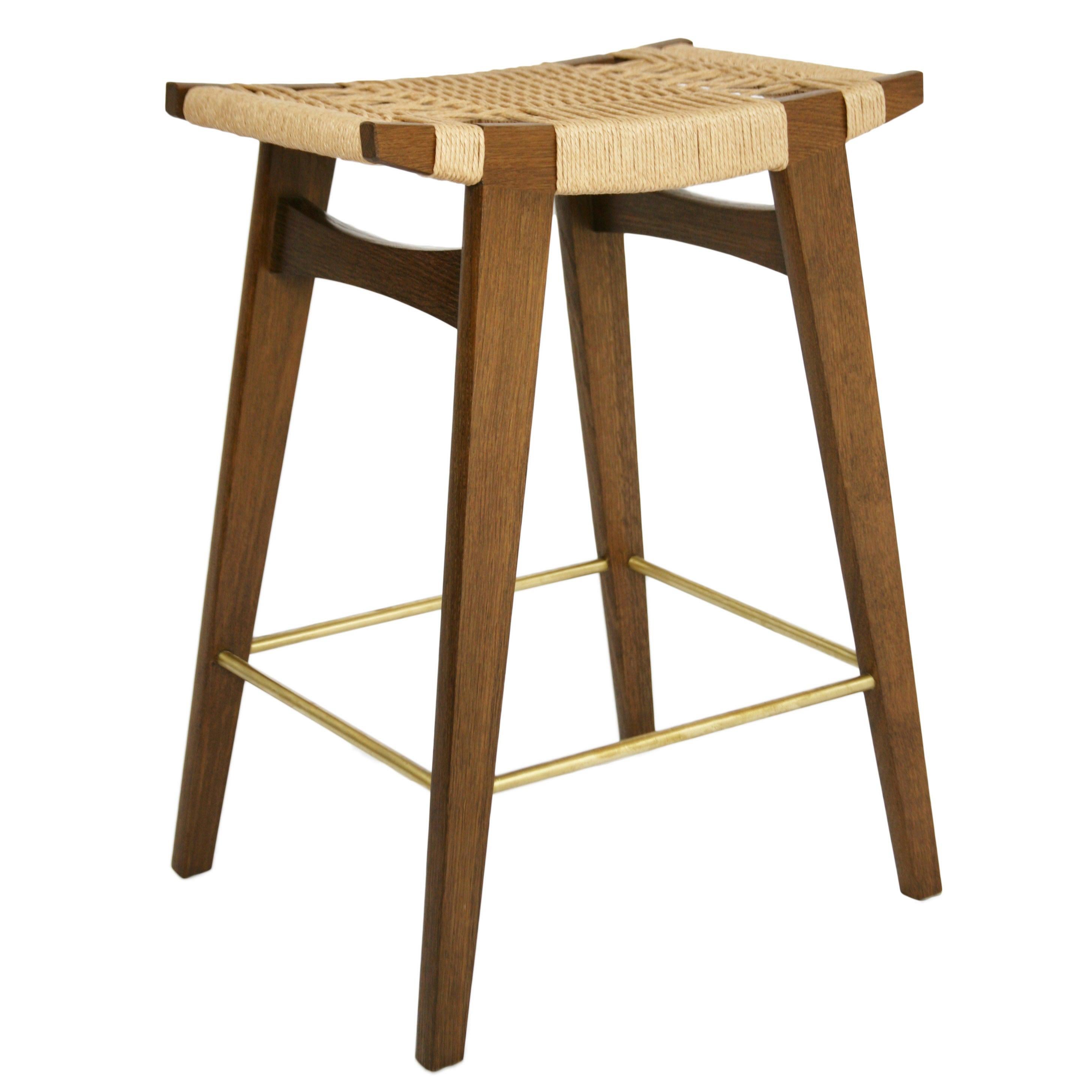 Tabouret de bar contemporain lo-pi en chêne fumé avec assise en cordon danois et pieds en laiton