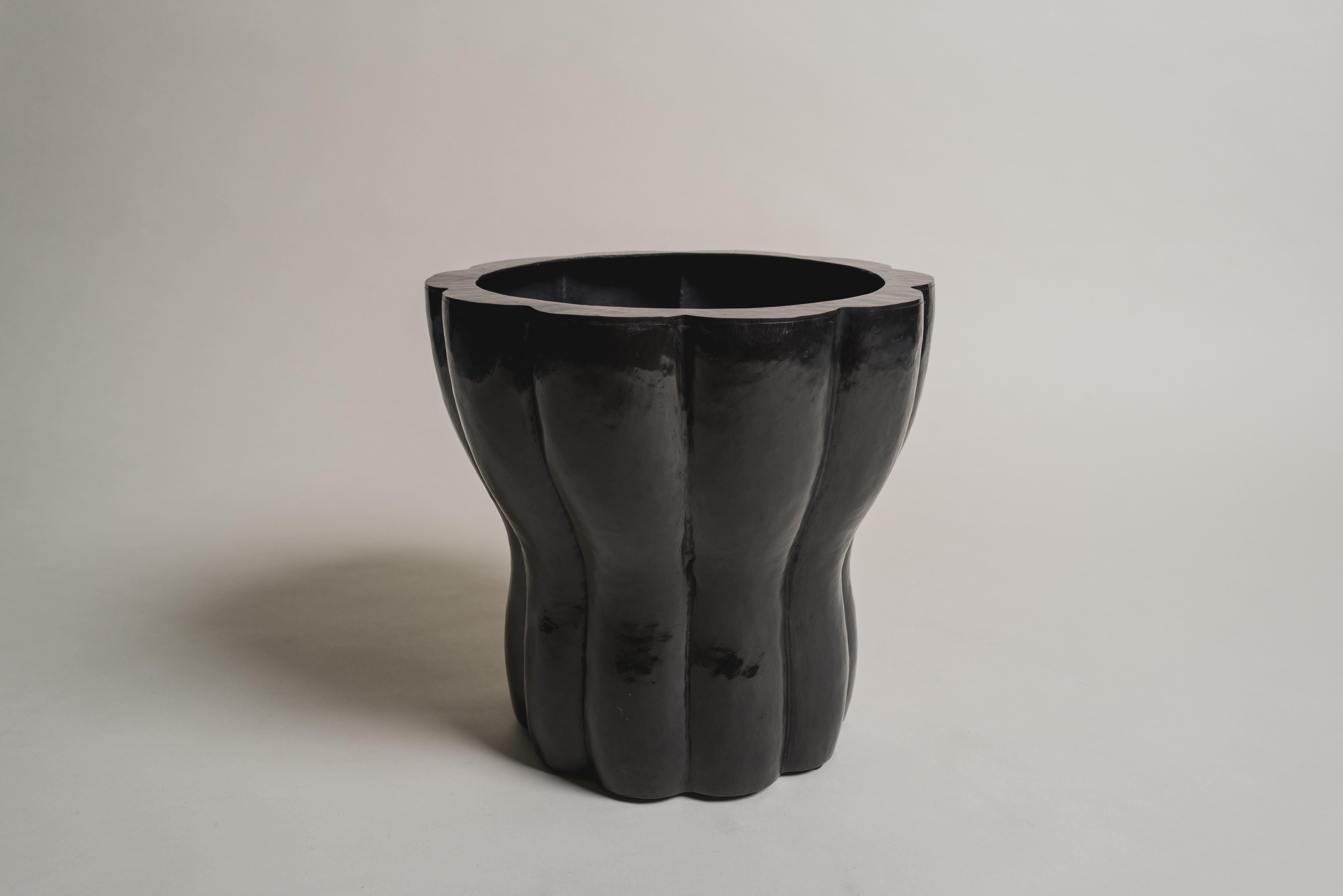 Zeitgenössisches lappiges Pflanzgefäß mit Taille aus schwarzem Kupfer von Robert Kuo, handrepoussiert (Repoussé) im Angebot