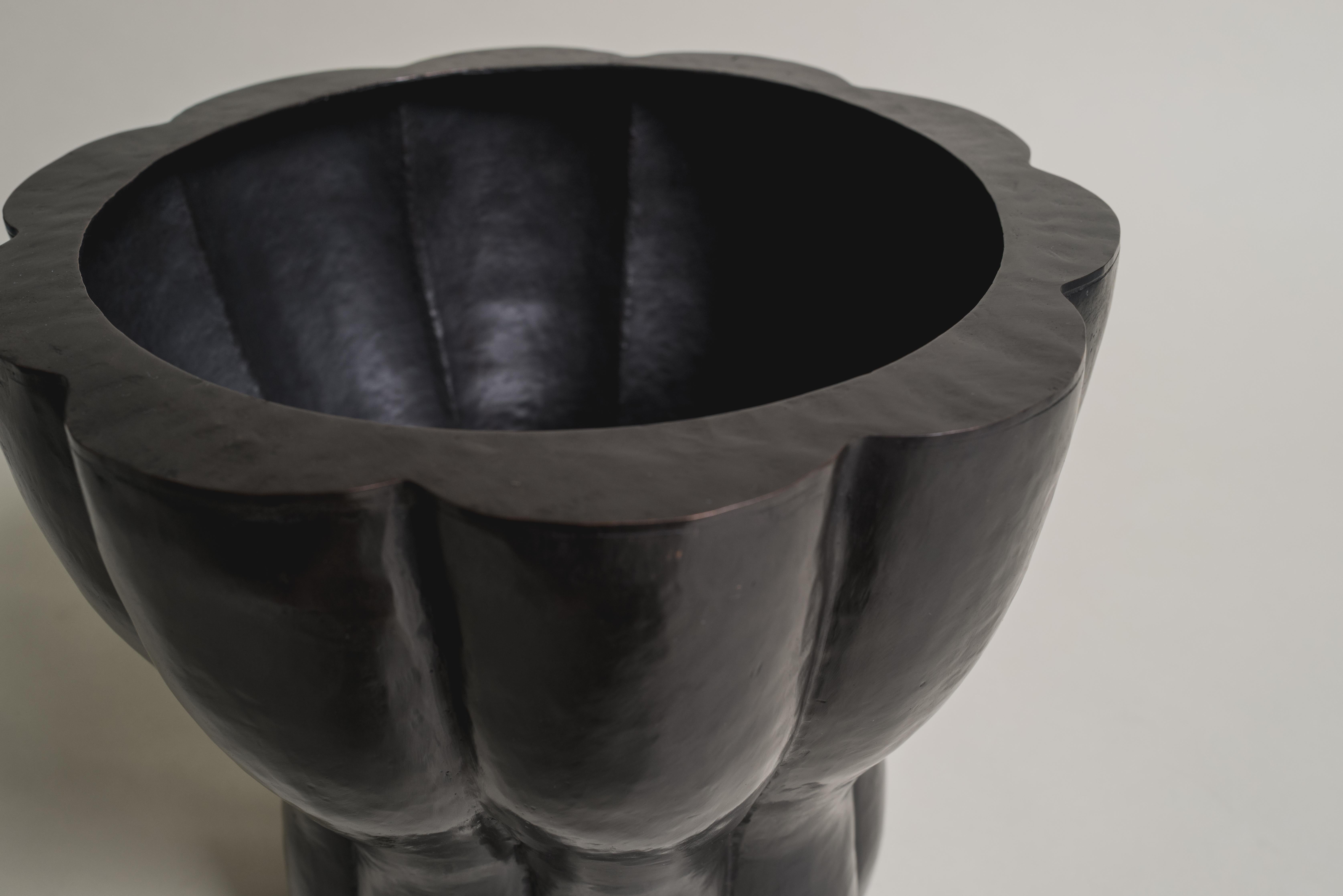 Zeitgenössisches lappiges Pflanzgefäß mit Taille aus schwarzem Kupfer von Robert Kuo, handrepoussiert im Zustand „Neu“ im Angebot in Los Angeles, CA