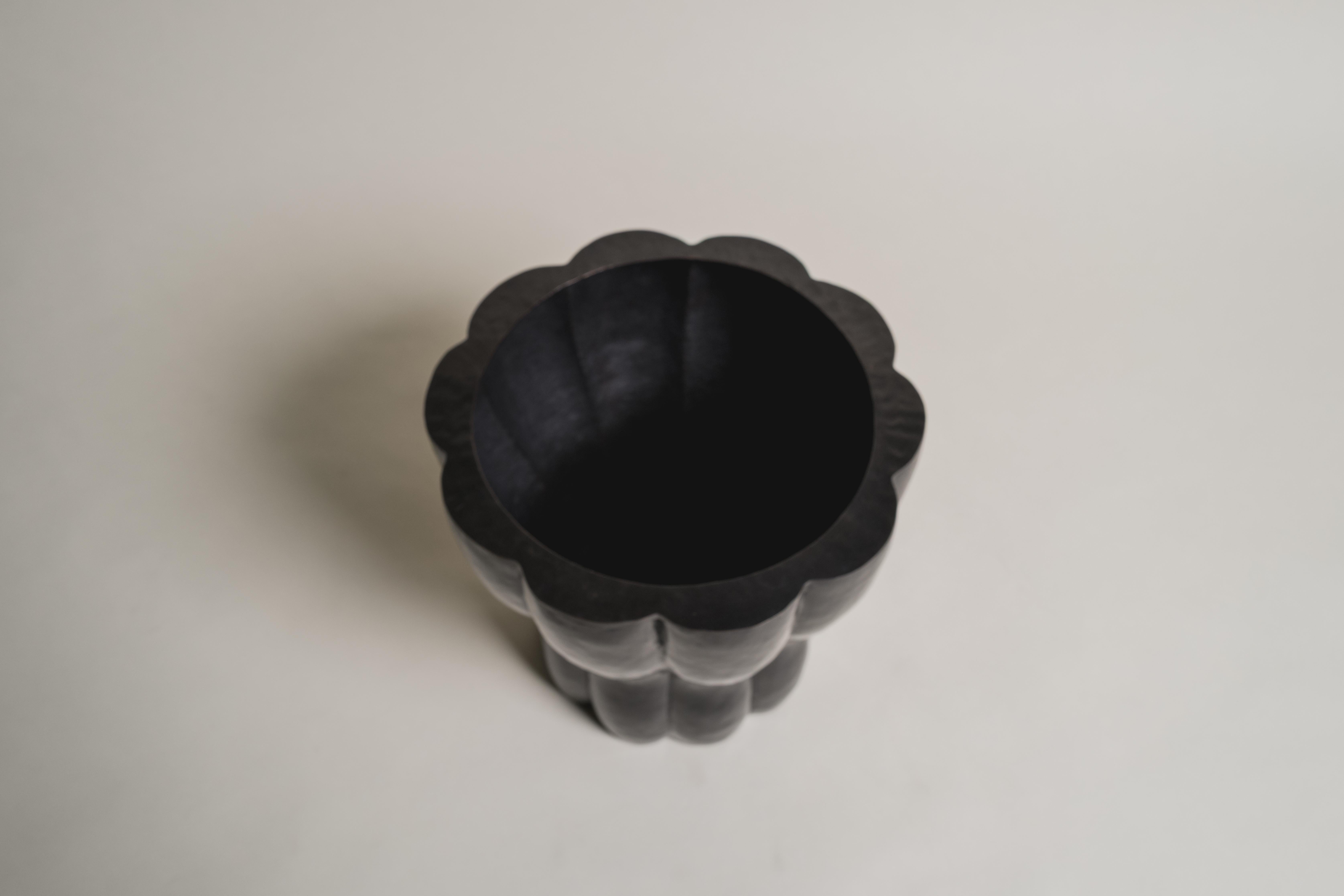 Zeitgenössisches lappiges Pflanzgefäß mit Taille aus schwarzem Kupfer von Robert Kuo, handrepoussiert (21. Jahrhundert und zeitgenössisch) im Angebot