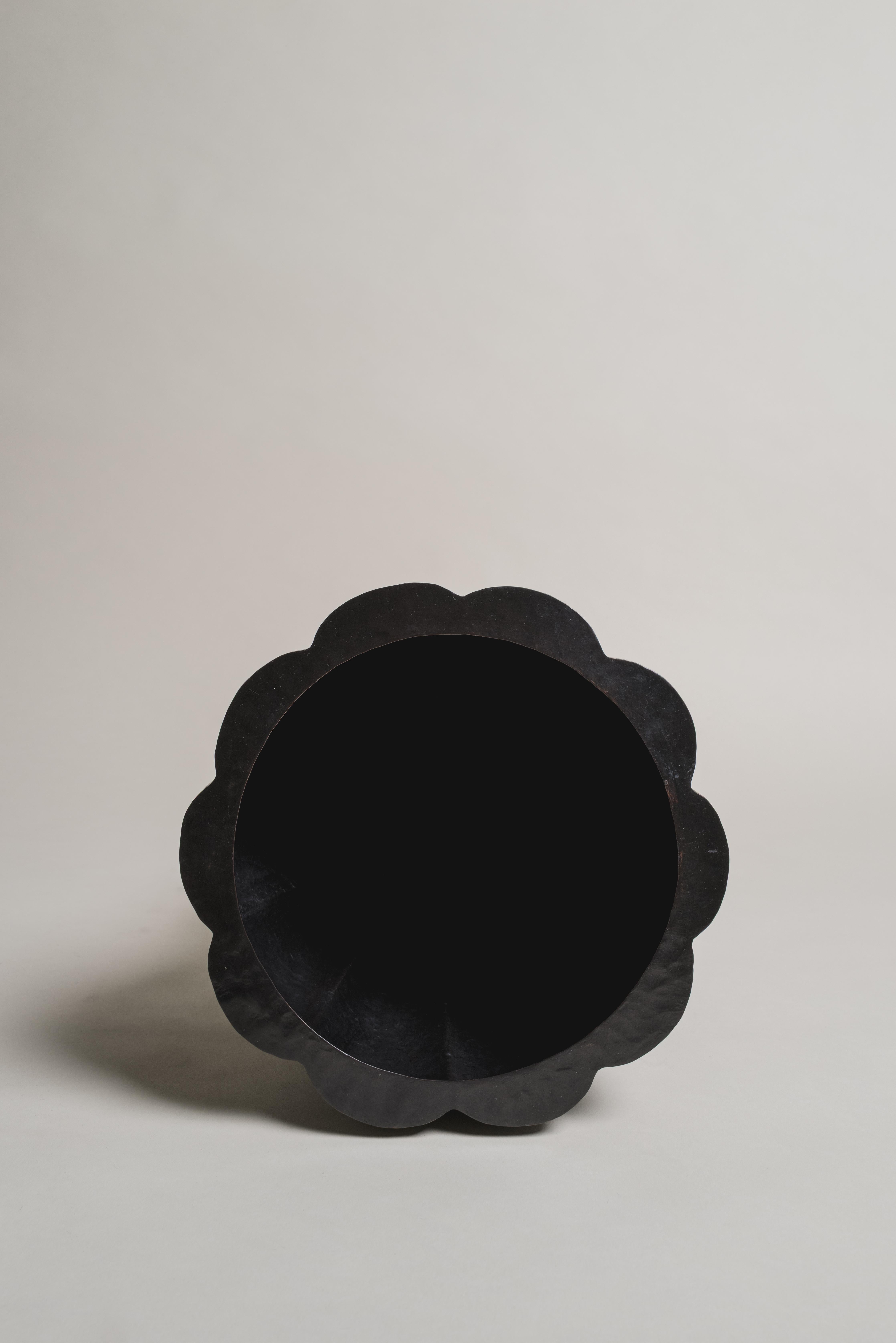 Zeitgenössisches lappiges Pflanzgefäß mit Taille aus schwarzem Kupfer von Robert Kuo, handrepoussiert im Angebot 1