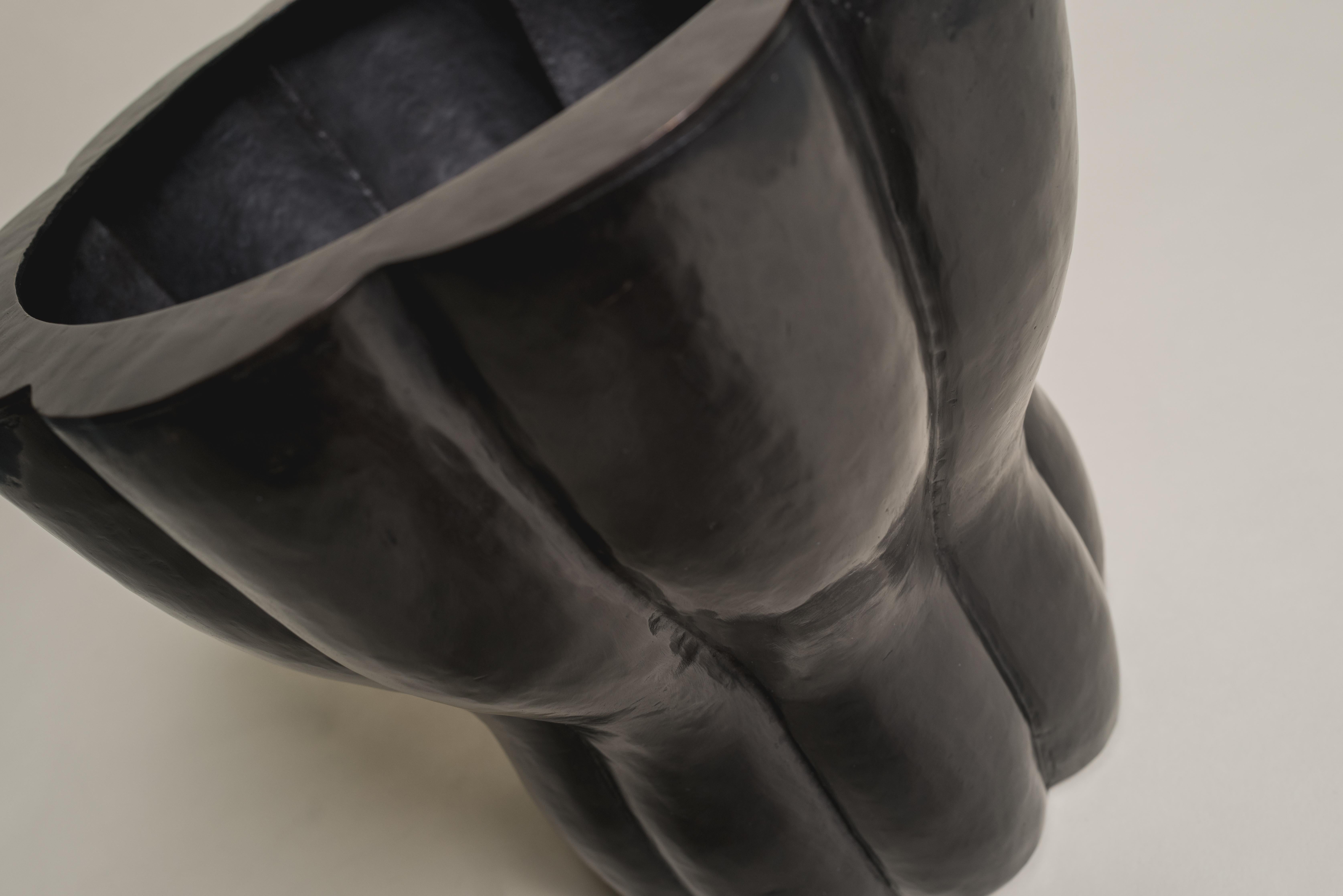 Zeitgenössisches lappiges Pflanzgefäß mit Taille aus schwarzem Kupfer von Robert Kuo, handrepoussiert im Angebot 2