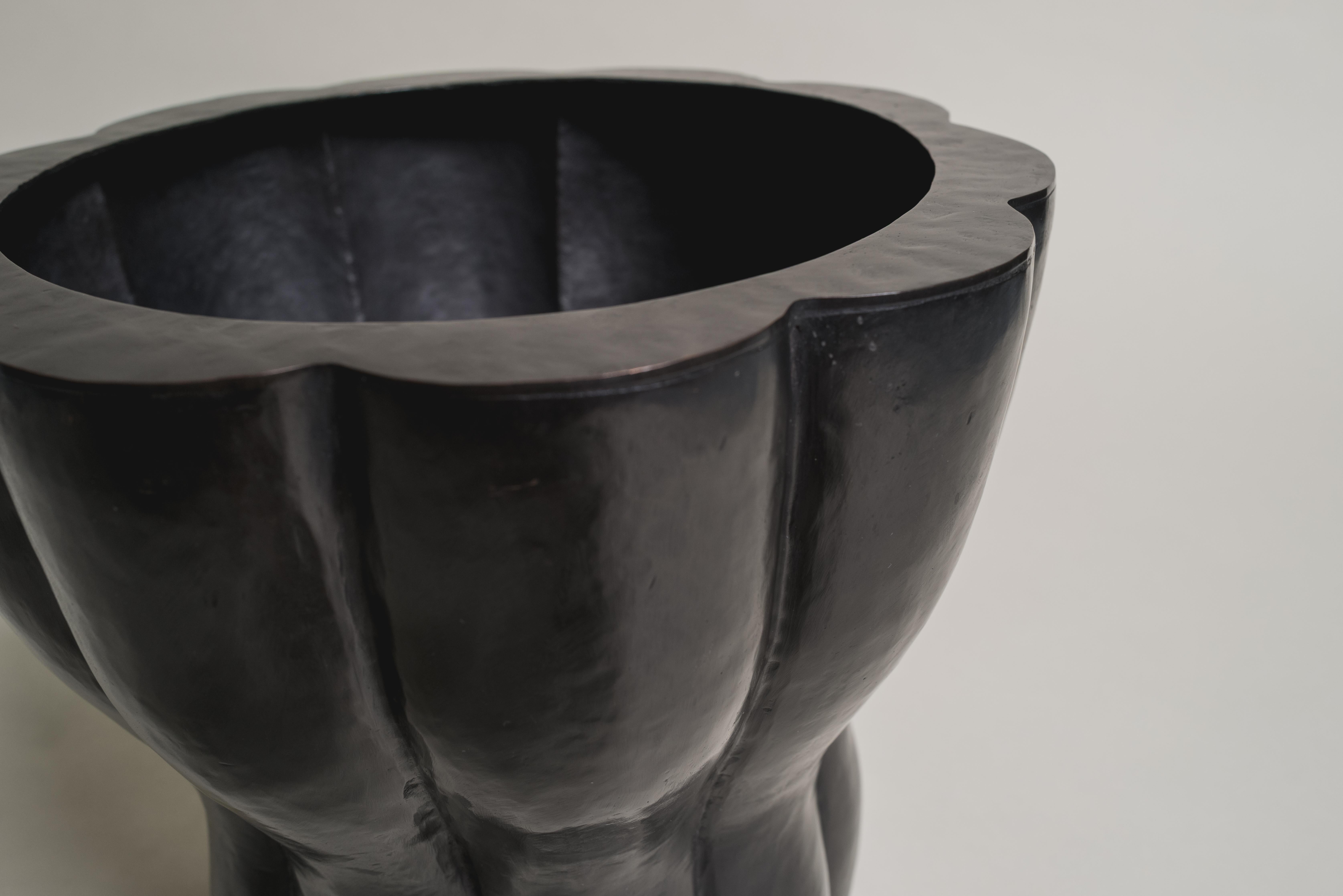 Zeitgenössisches lappiges Pflanzgefäß mit Taille aus schwarzem Kupfer von Robert Kuo, handrepoussiert im Angebot 3