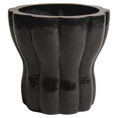 Zeitgenössisches lappiges Pflanzgefäß mit Taille aus schwarzem Kupfer von Robert Kuo, handrepoussiert