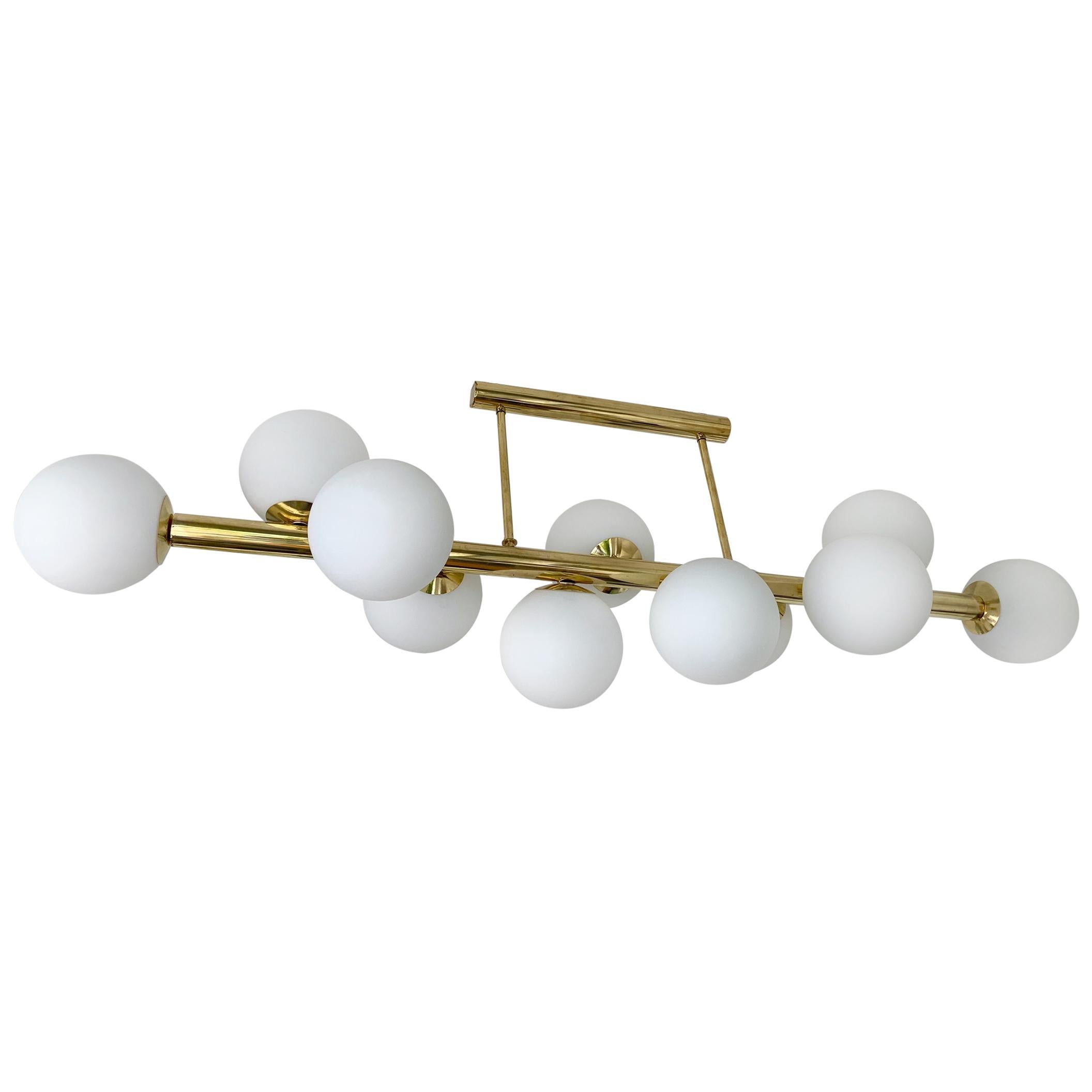 Lustre long contemporain en laiton et opaline, Italie en vente