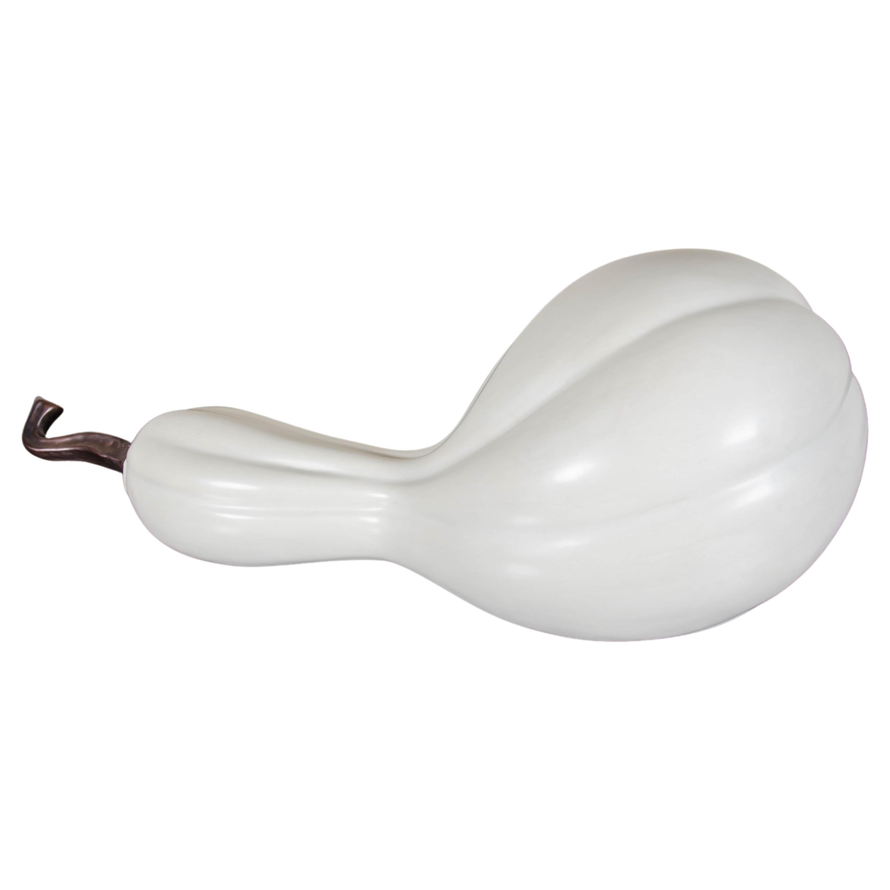 Escultura contemporánea de calabaza Long Han en laca crema y cobre de Robert Kuo