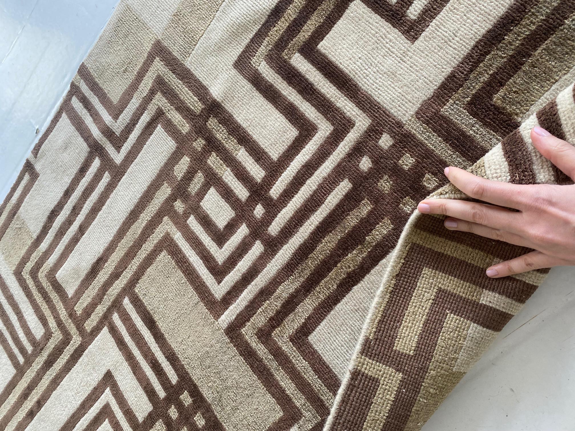 Chemin de table géométrique contemporain en laine et soie, long et étroit, de Doris Leslie Blau
Taille : 2.7
