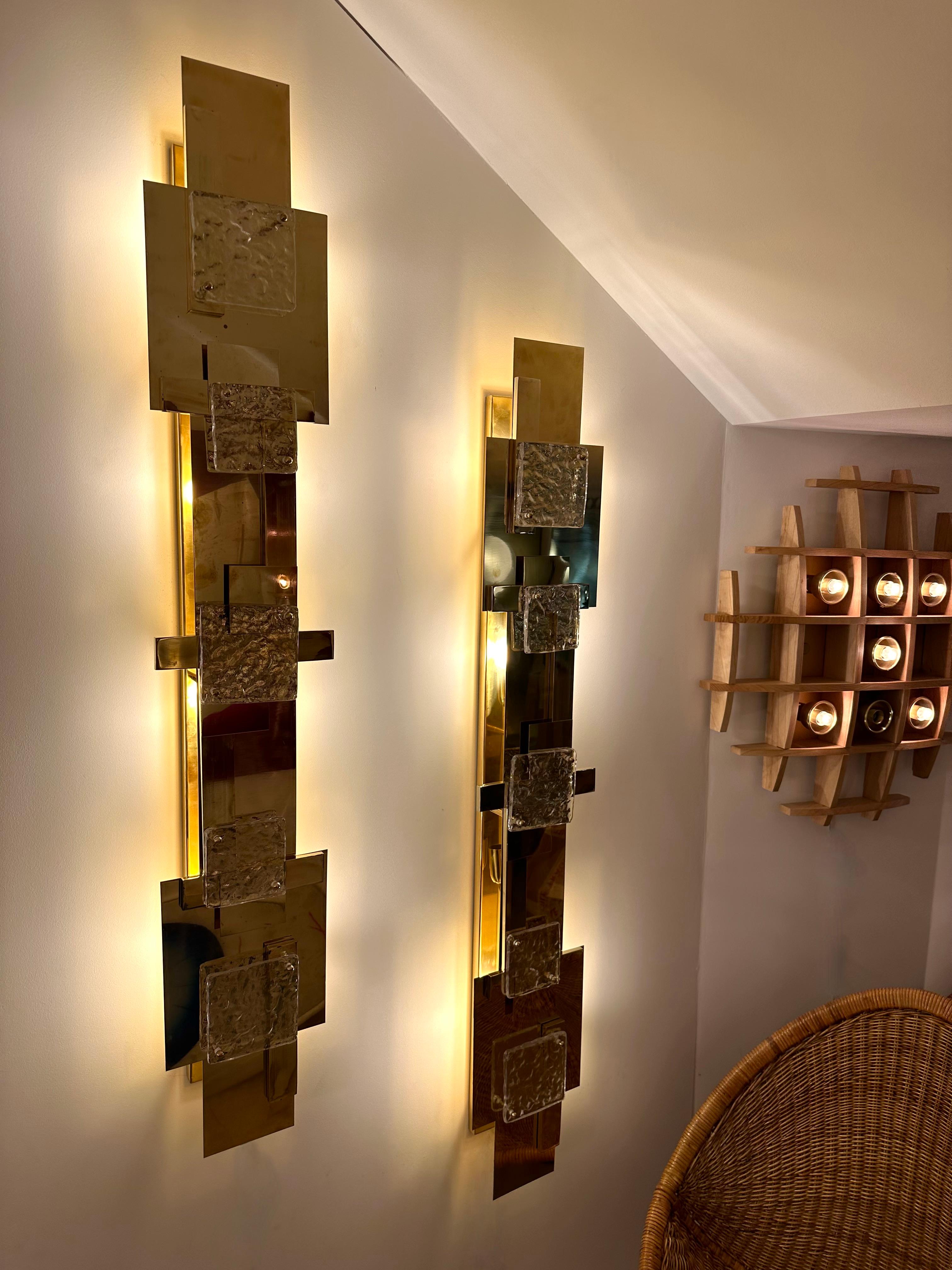 Grande paire d'appliques contemporaines en laiton Verre géométrique de Murano, Italie en vente 3