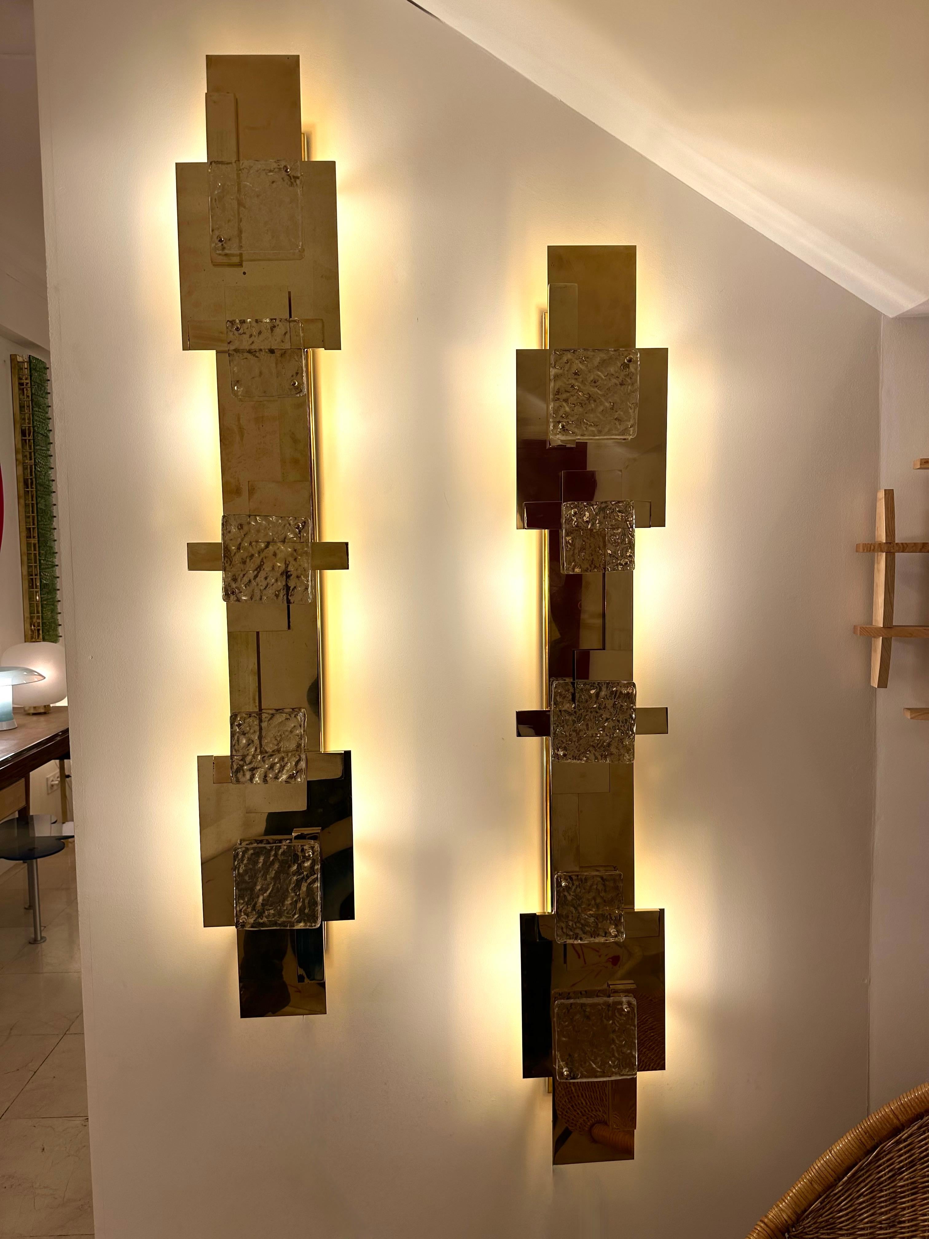 Grande paire d'appliques contemporaines en laiton Verre géométrique de Murano, Italie en vente 4