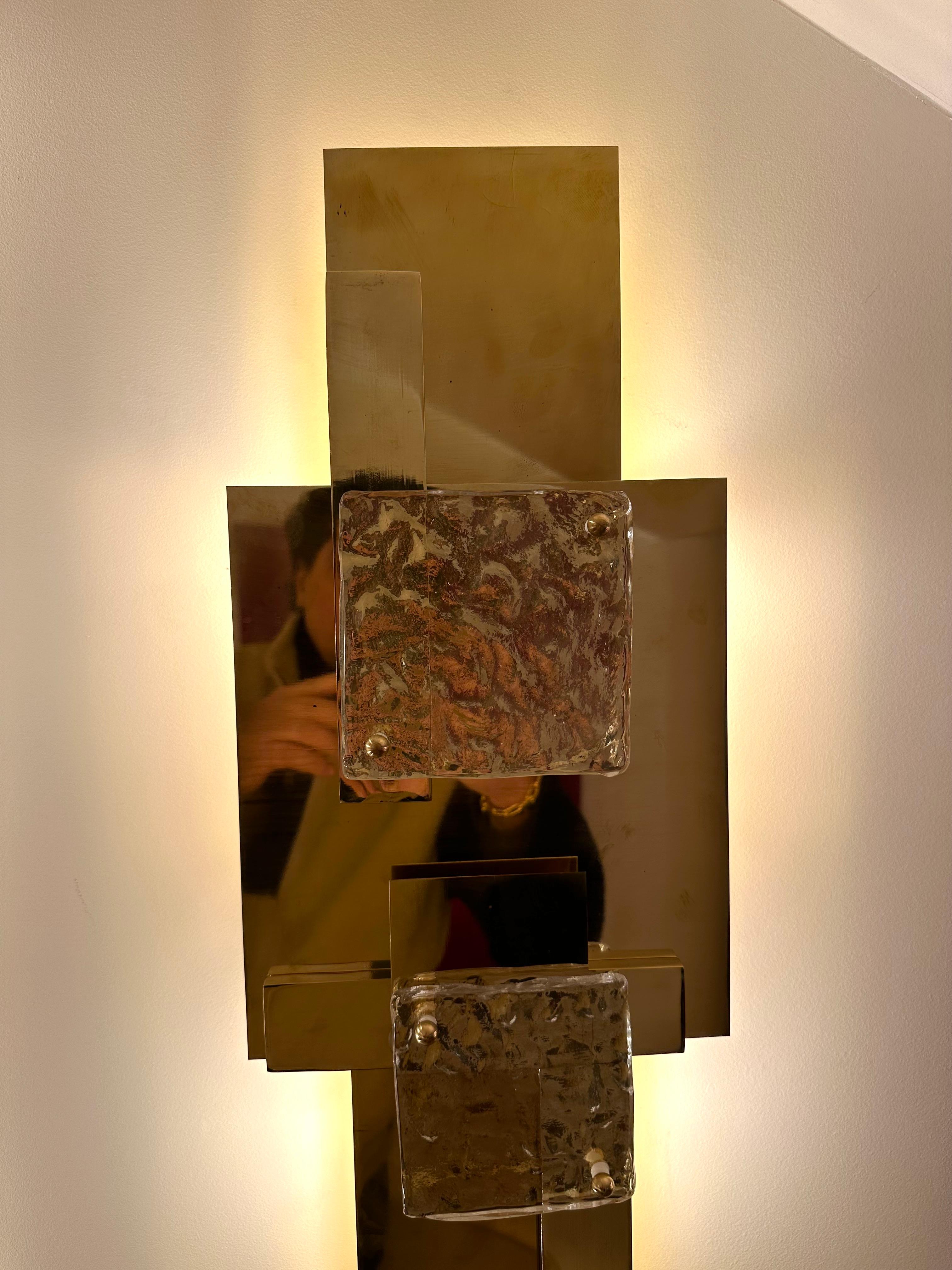 Grande paire d'appliques contemporaines en laiton Verre géométrique de Murano, Italie en vente 5