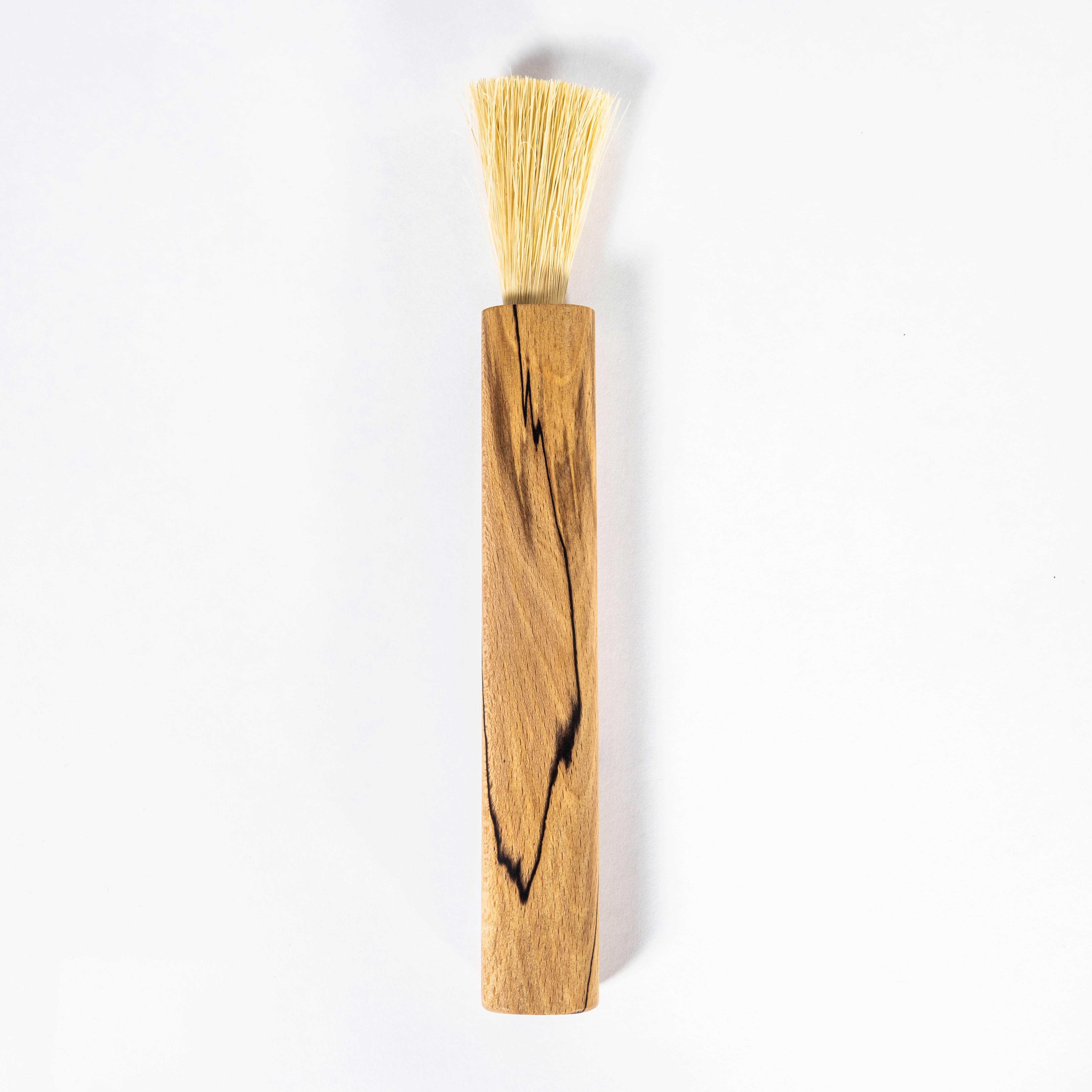 Brosse à poils longs contemporaine - Jonny Tapp. 

Basé à Bruton, dans le Somerset, Jonny est un artisan passionné, qui associe son amour du bois et des produits artisanaux de qualité pour fabriquer des produits exceptionnels et fonctionnels. Jonny
