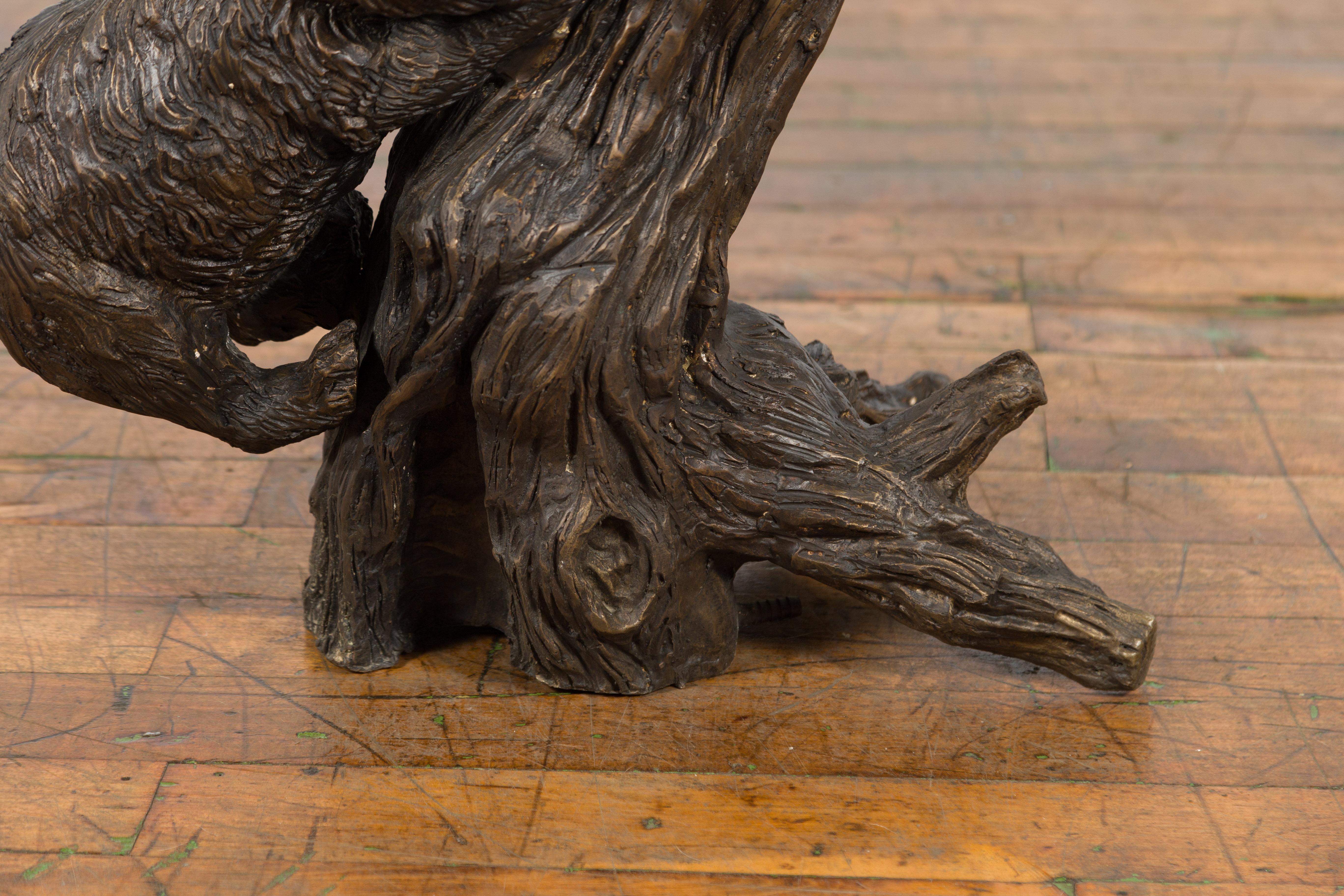 Zeitgenössische Bronze-Skulpturengruppe von zwei Hunden, die einen Baum schmiegen, aus verlorenem Wachs (21. Jahrhundert und zeitgenössisch) im Angebot