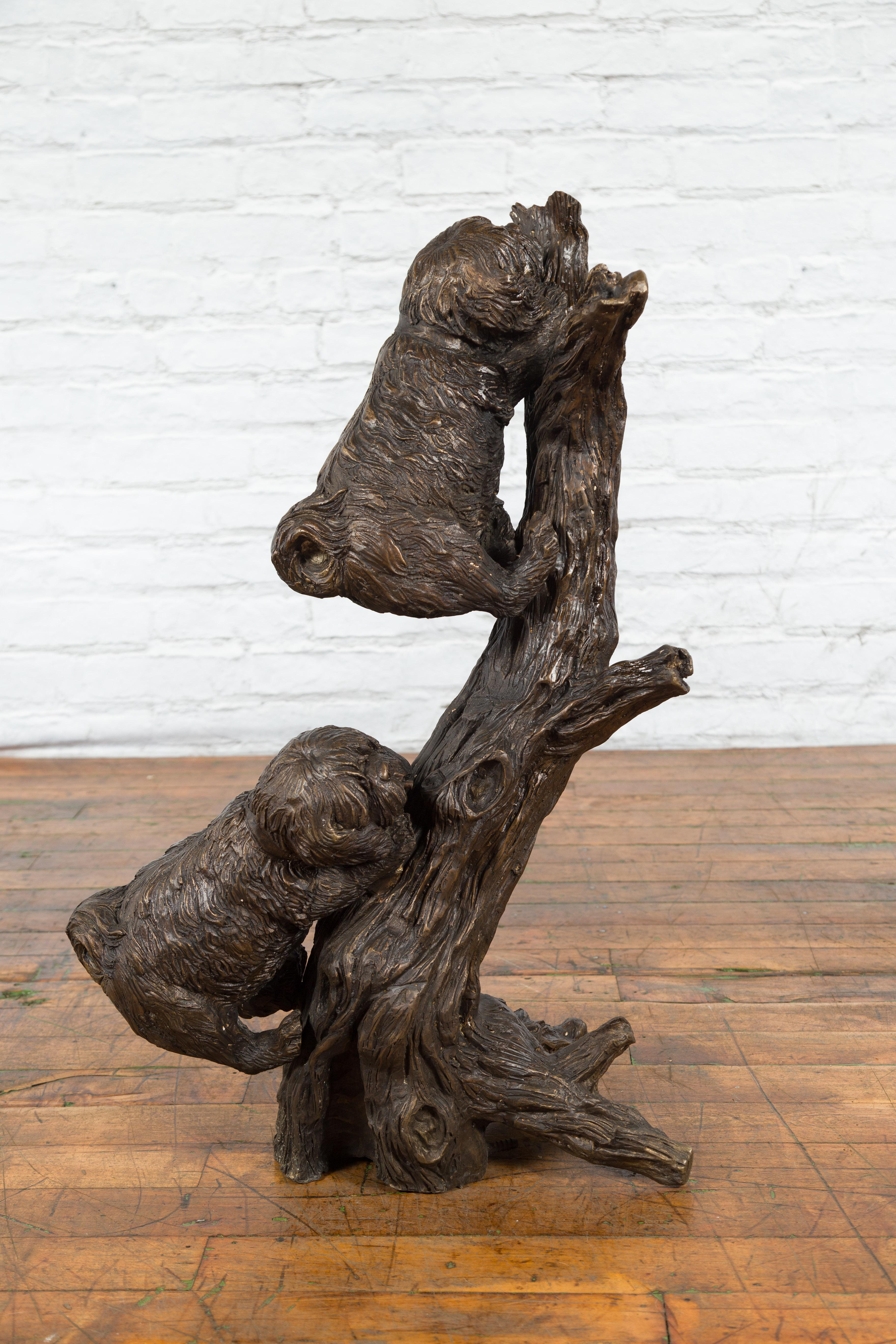Zeitgenössische Bronze-Skulpturengruppe von zwei Hunden, die einen Baum schmiegen, aus verlorenem Wachs im Angebot 1