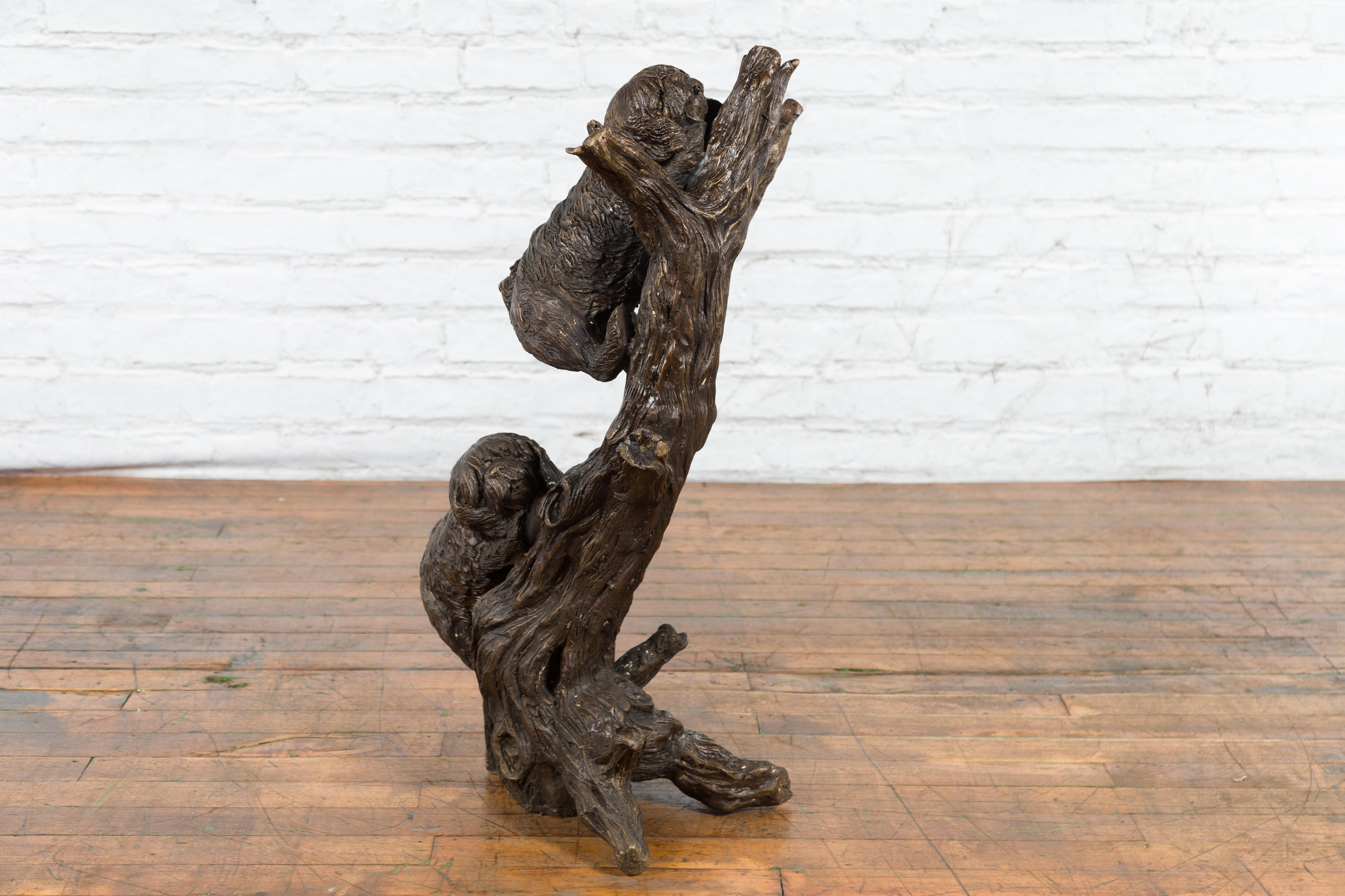 Zeitgenössische Bronze-Skulpturengruppe von zwei Hunden, die einen Baum schmiegen, aus verlorenem Wachs im Angebot 2
